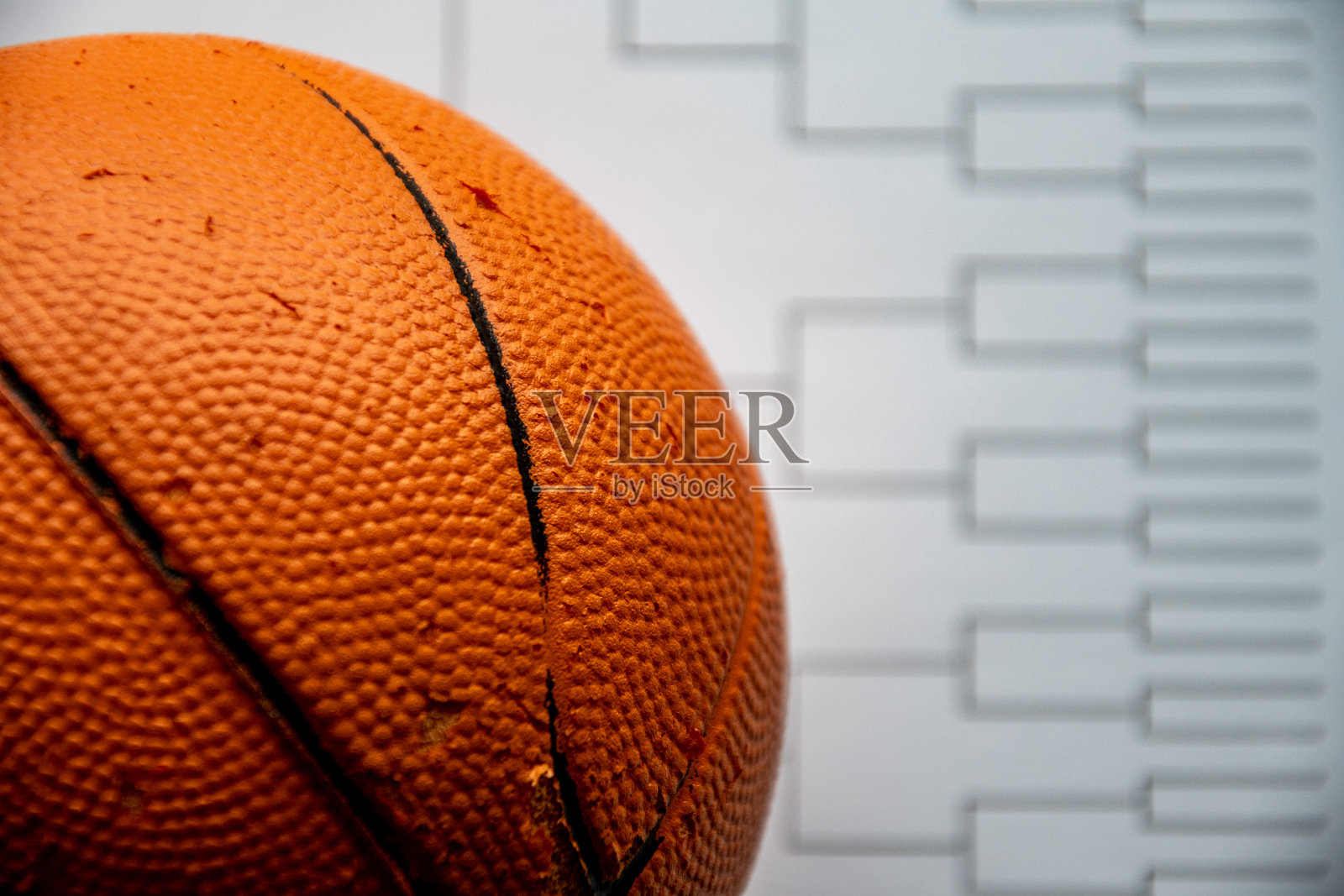 空白支架网格在白纸上，篮球在上面照片摄影图片