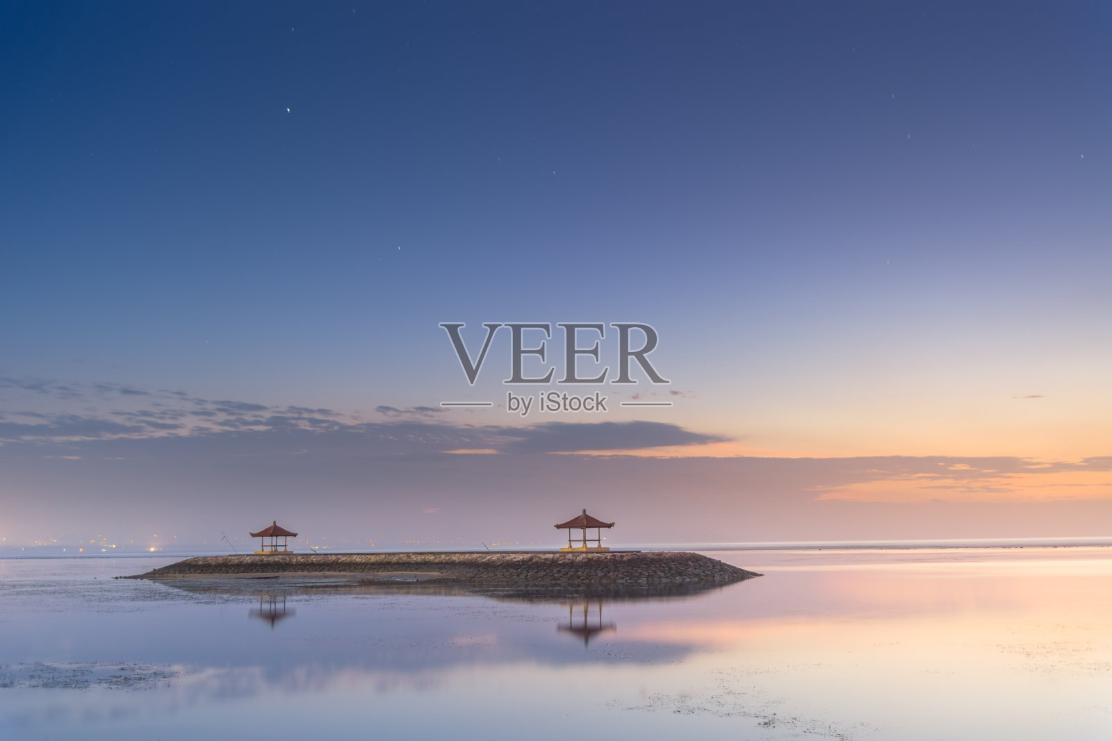 印度尼西亚巴厘岛热带海滩日落广角景观照片摄影图片