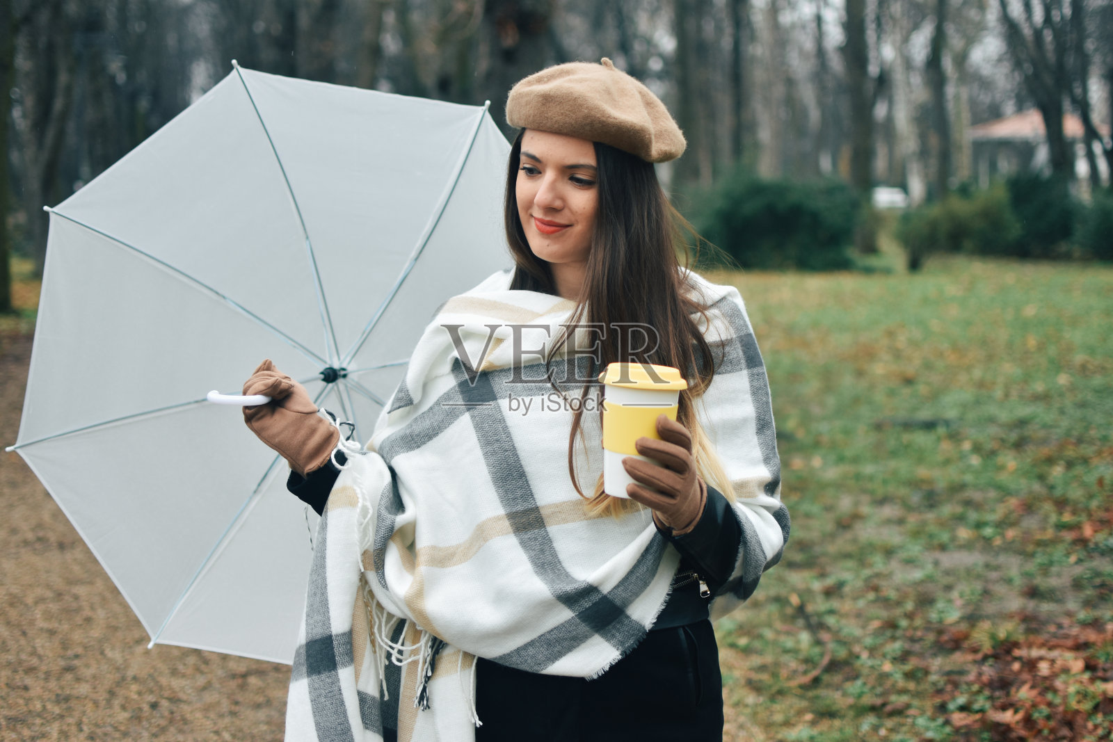 美丽的年轻女子享受着雨天照片摄影图片