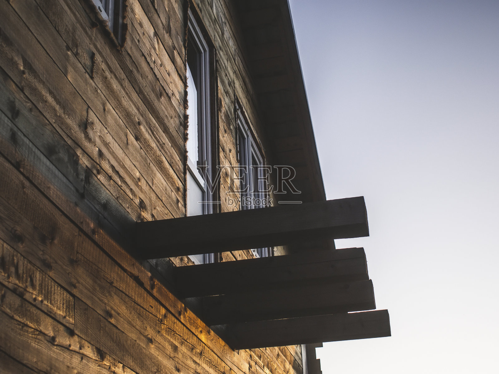 阳光照在木屋的墙上照片摄影图片