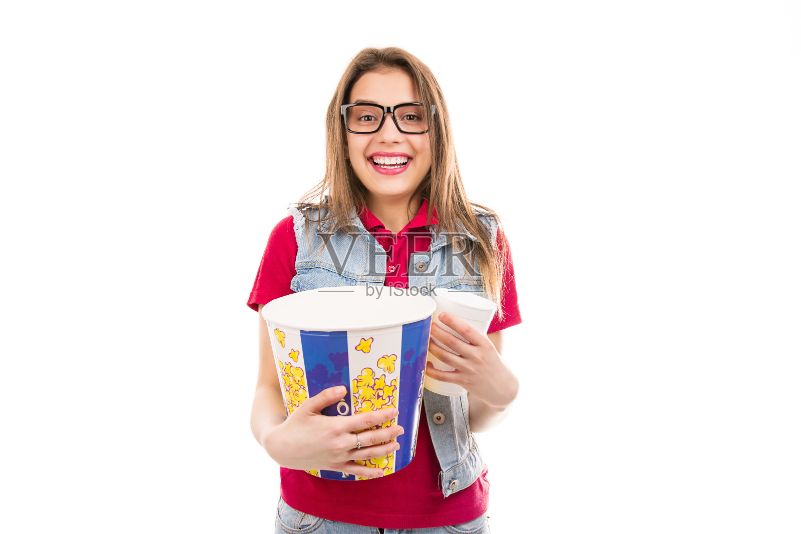 快乐的女人拿着爆米花和汽水照片摄影图片