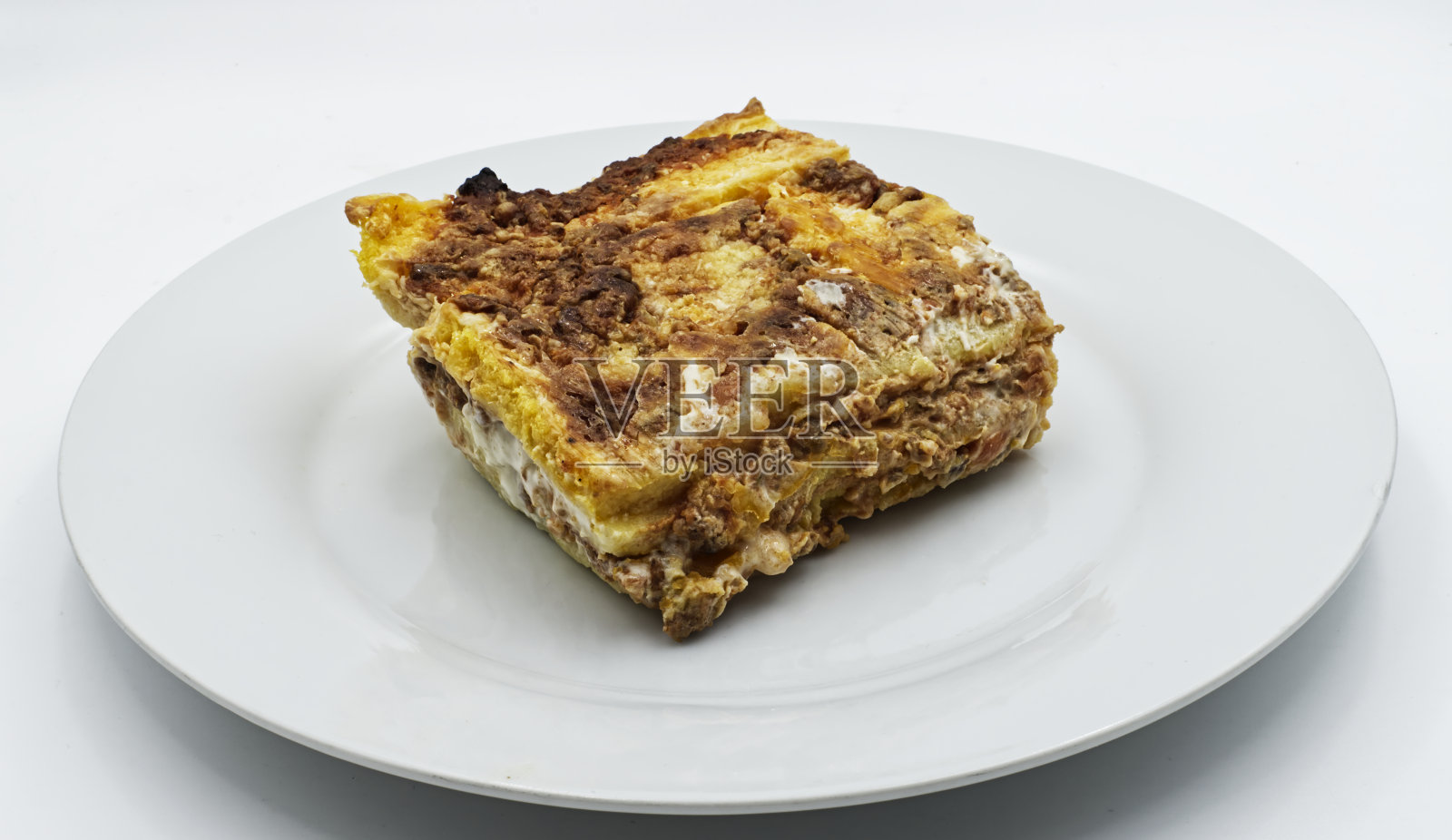 白色盘子上的传统意大利千层面。照片摄影图片