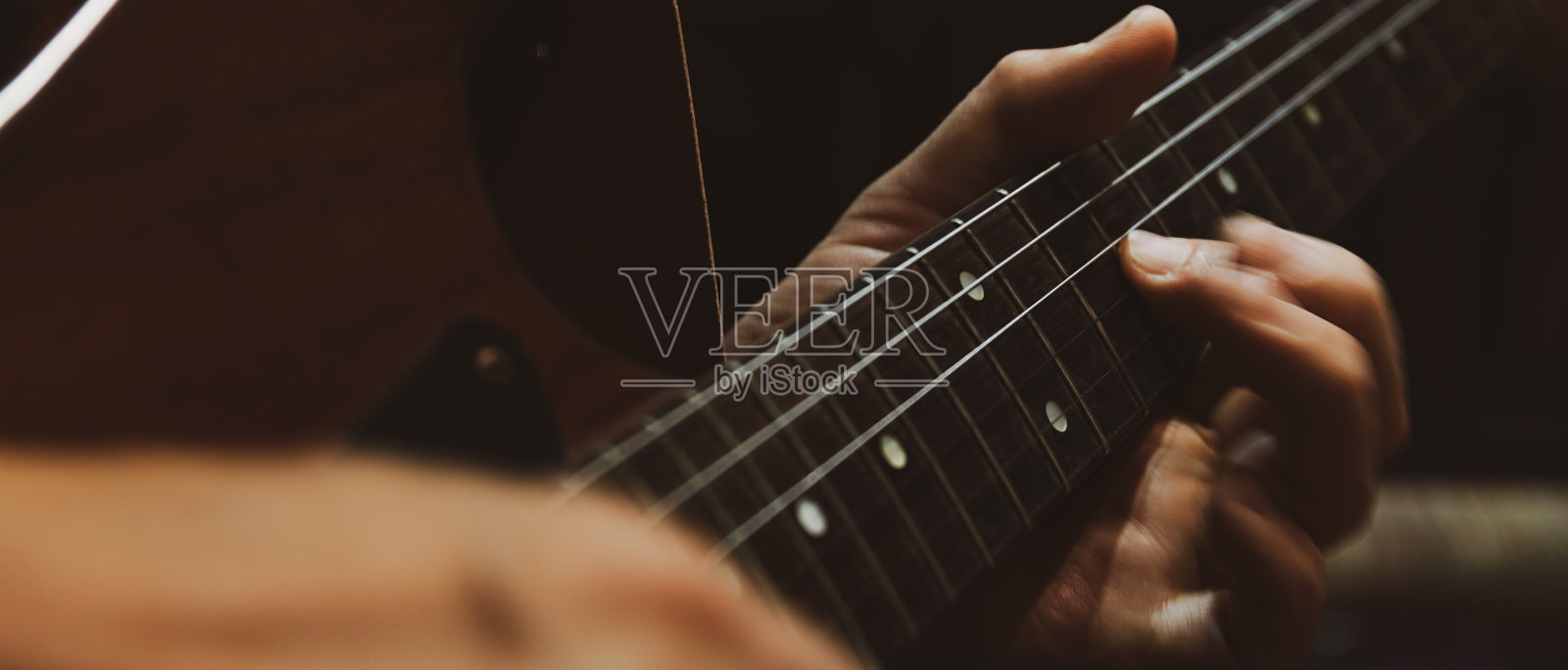 弹奏电吉他的特写照片摄影图片