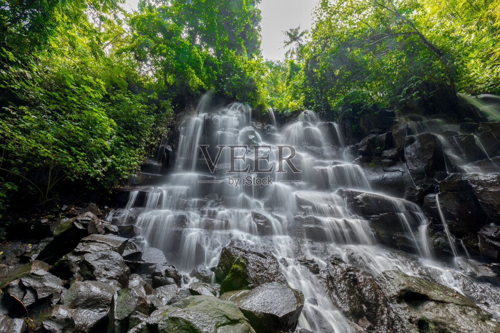 瀑布在巴厘岛照片摄影图片