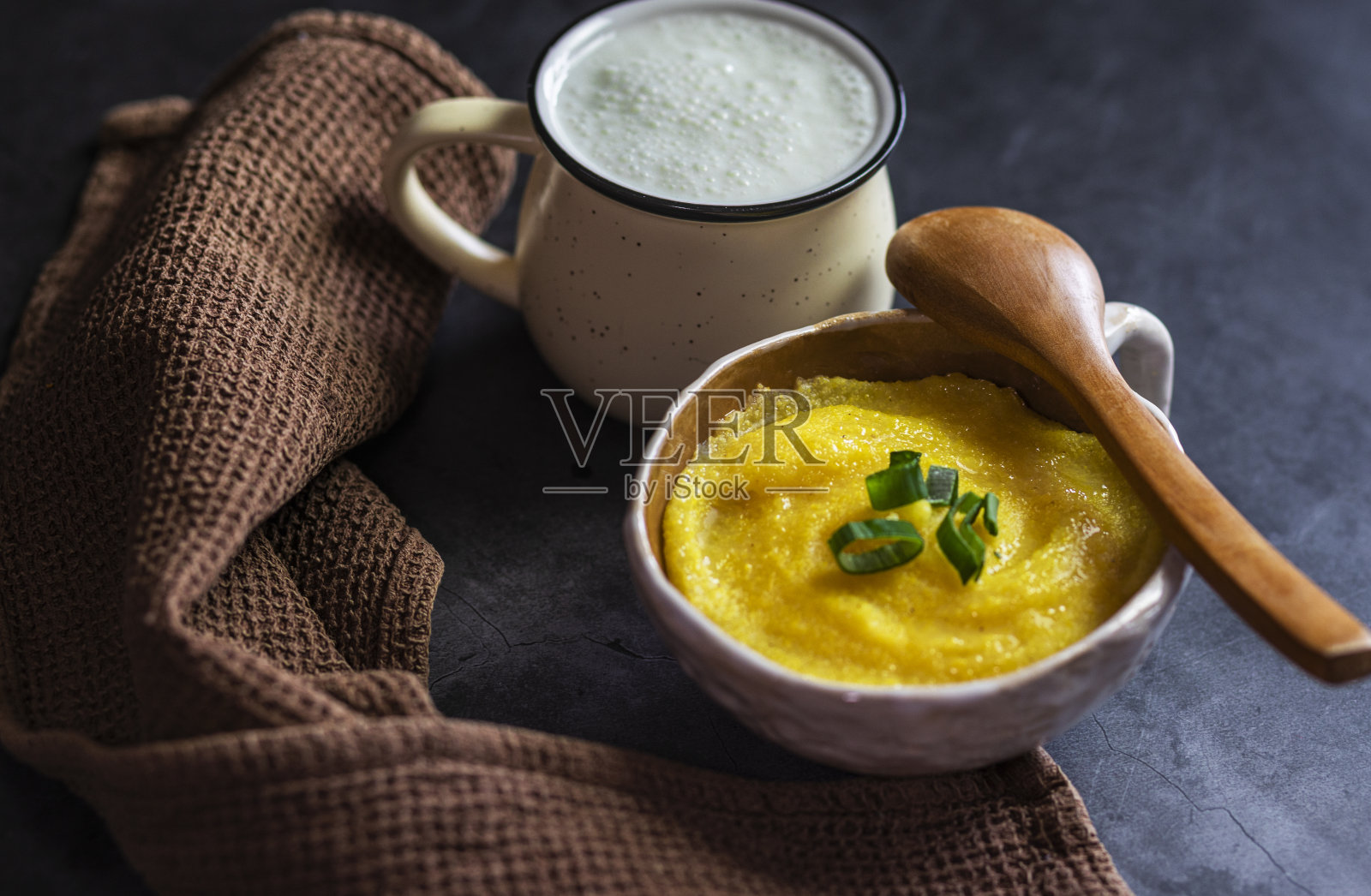 健康的一餐。玉米粥，玉米粥。照片摄影图片