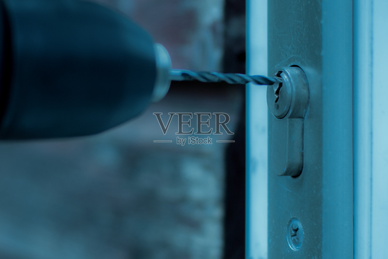 盗贼在晚上撬房子的锁照片摄影图片