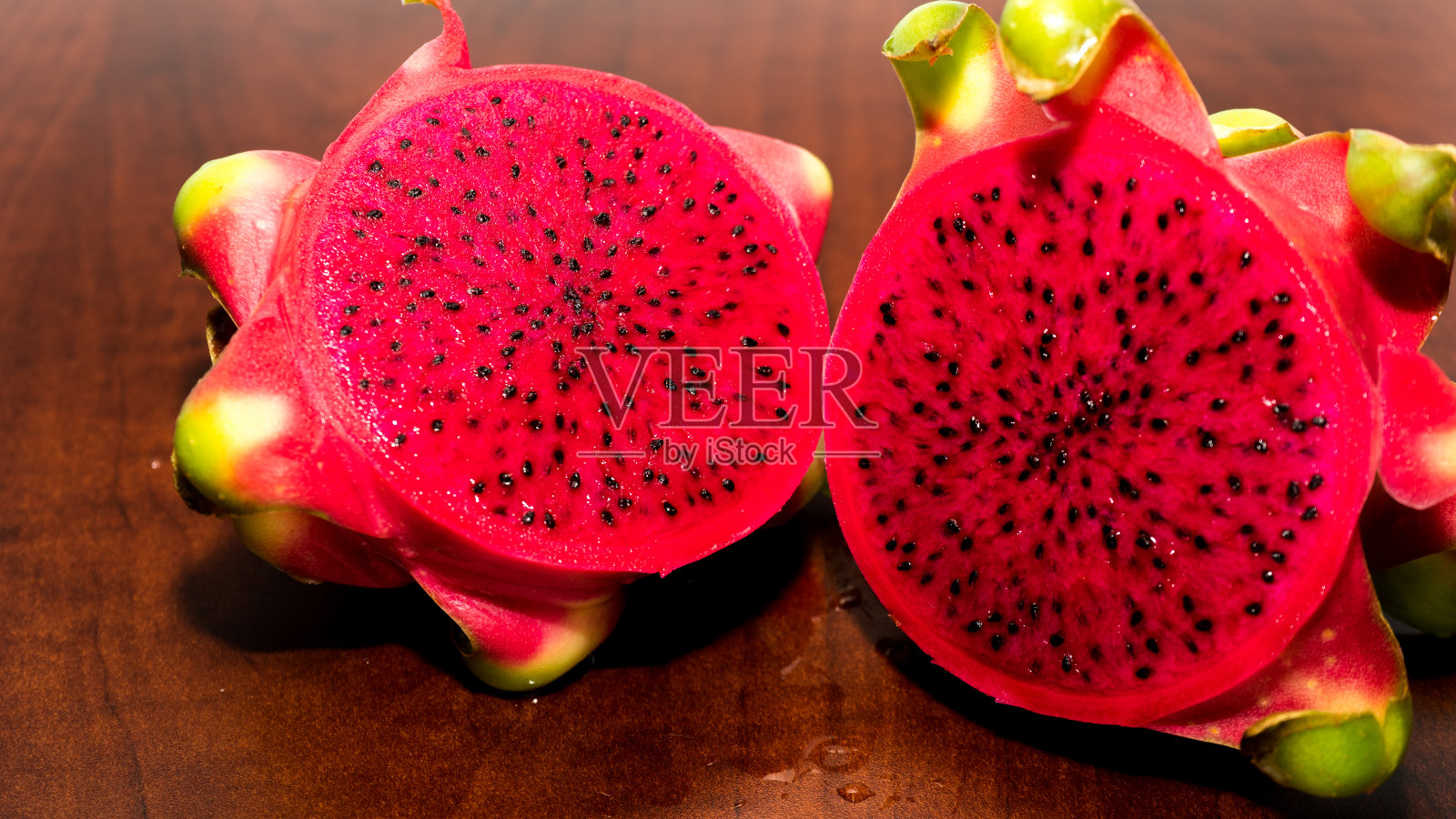 美味的火龙果切成一片，完全红白相间照片摄影图片