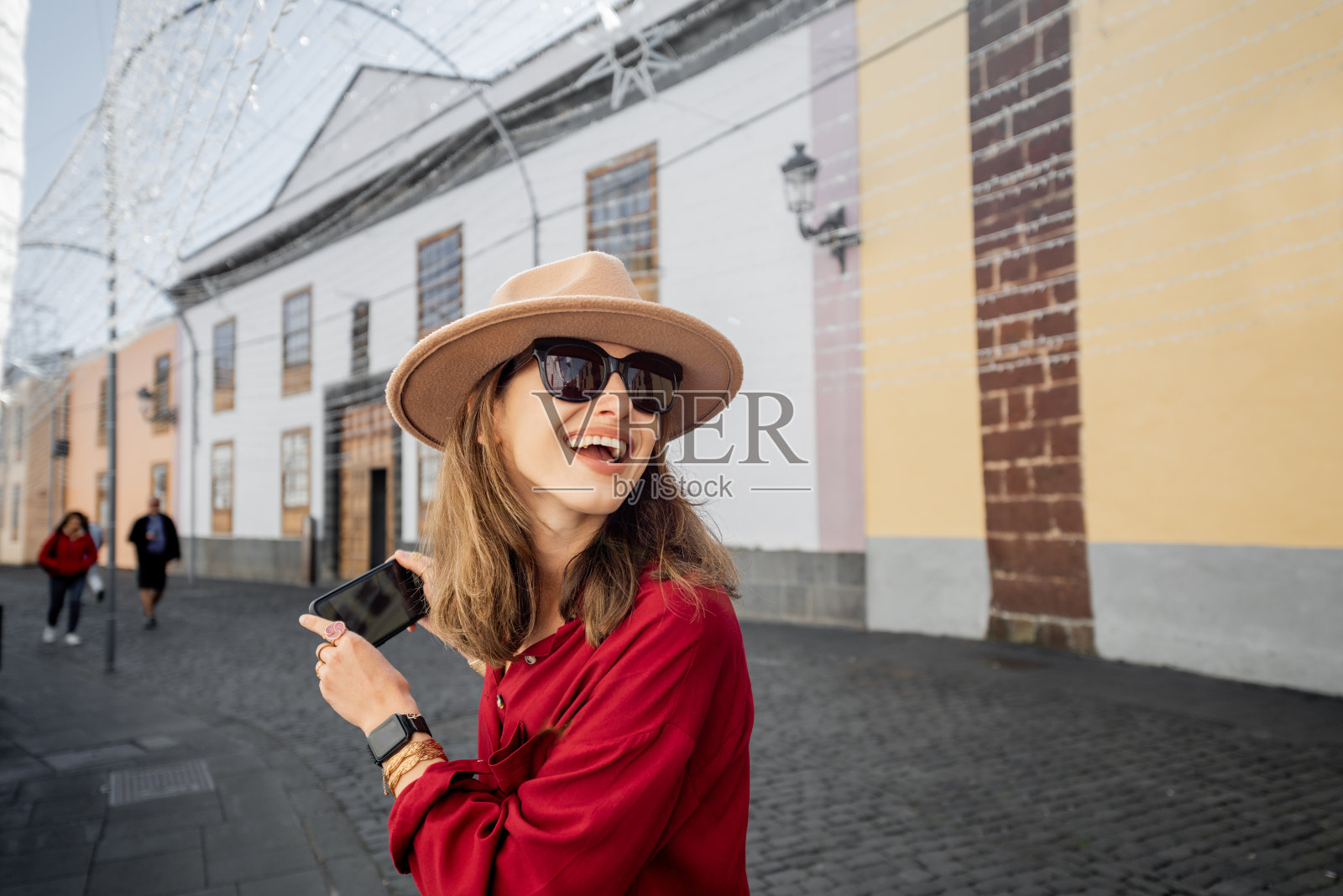 在特内里费岛拉拉古纳老城旅行的女人照片摄影图片