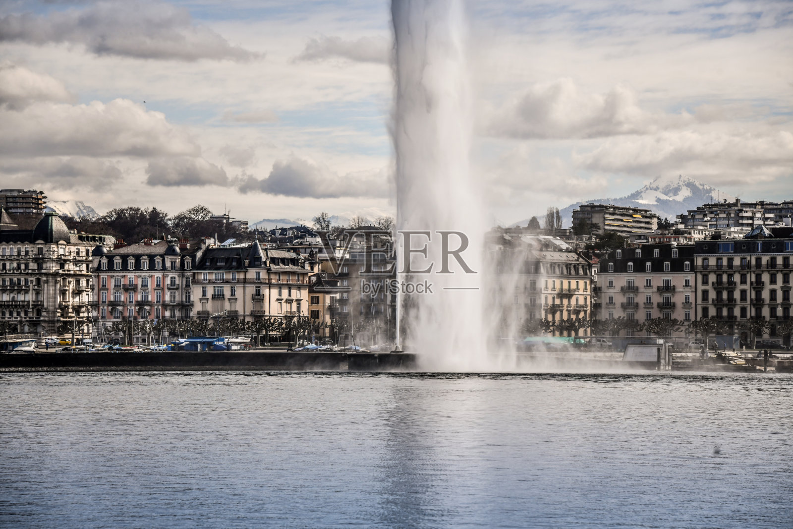 瑞士日内瓦，日内瓦湖上的泡沫喷泉照片摄影图片