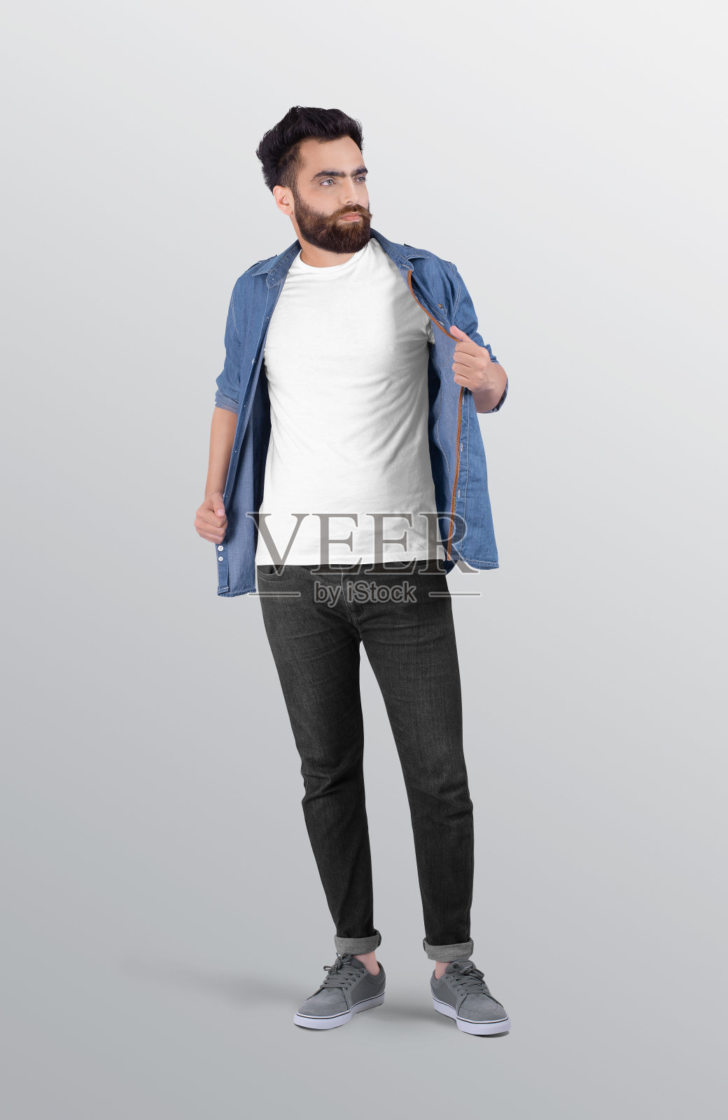 身穿白色圆领T恤和黑色牛仔裤的男模特照片摄影图片