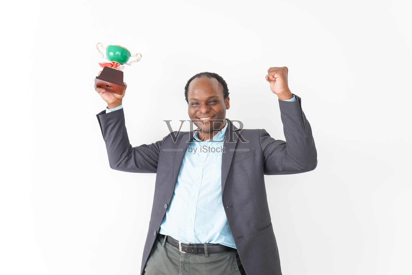 黑人男子获得奖杯照片摄影图片