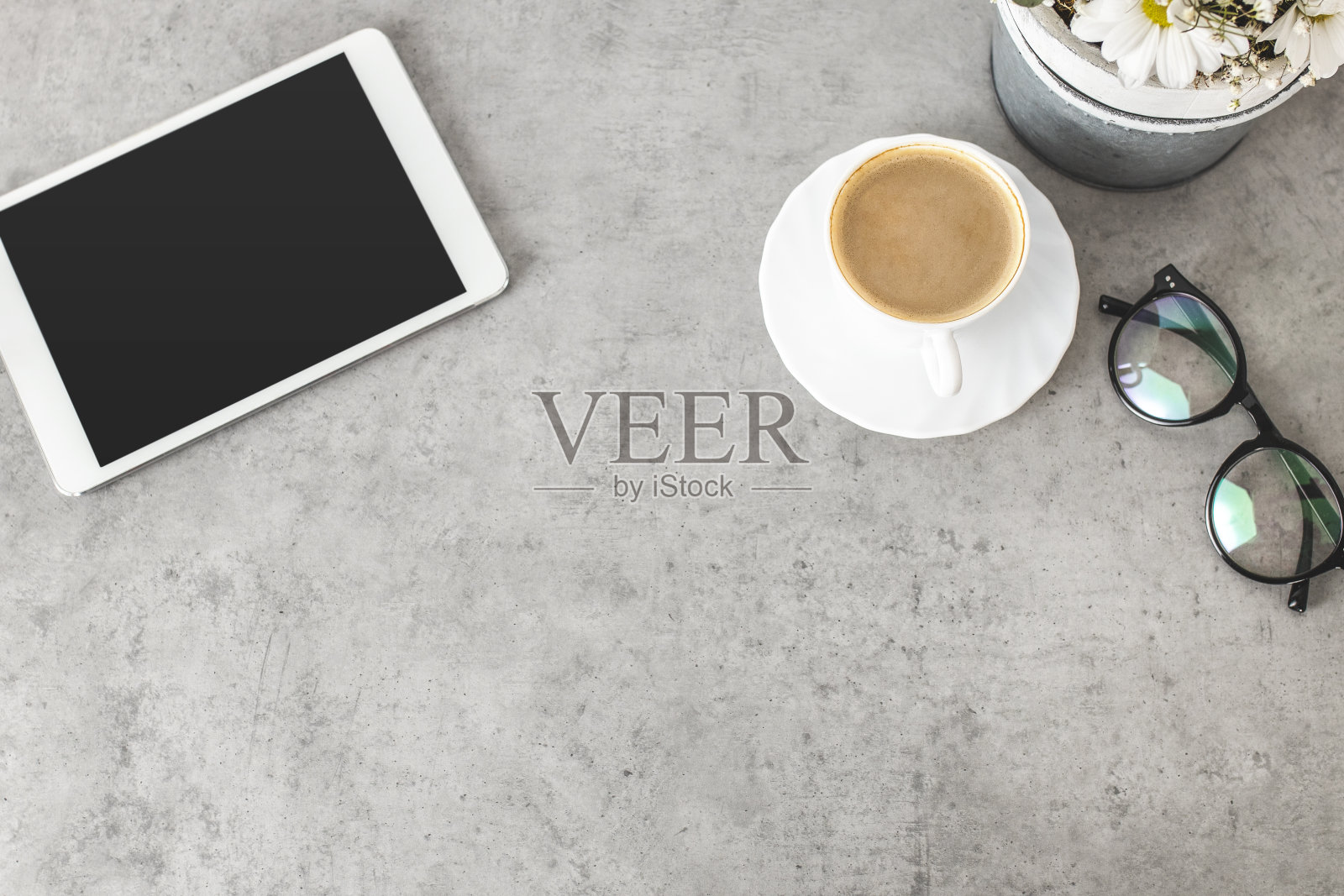 在工作空间里放上平板电脑和咖啡照片摄影图片