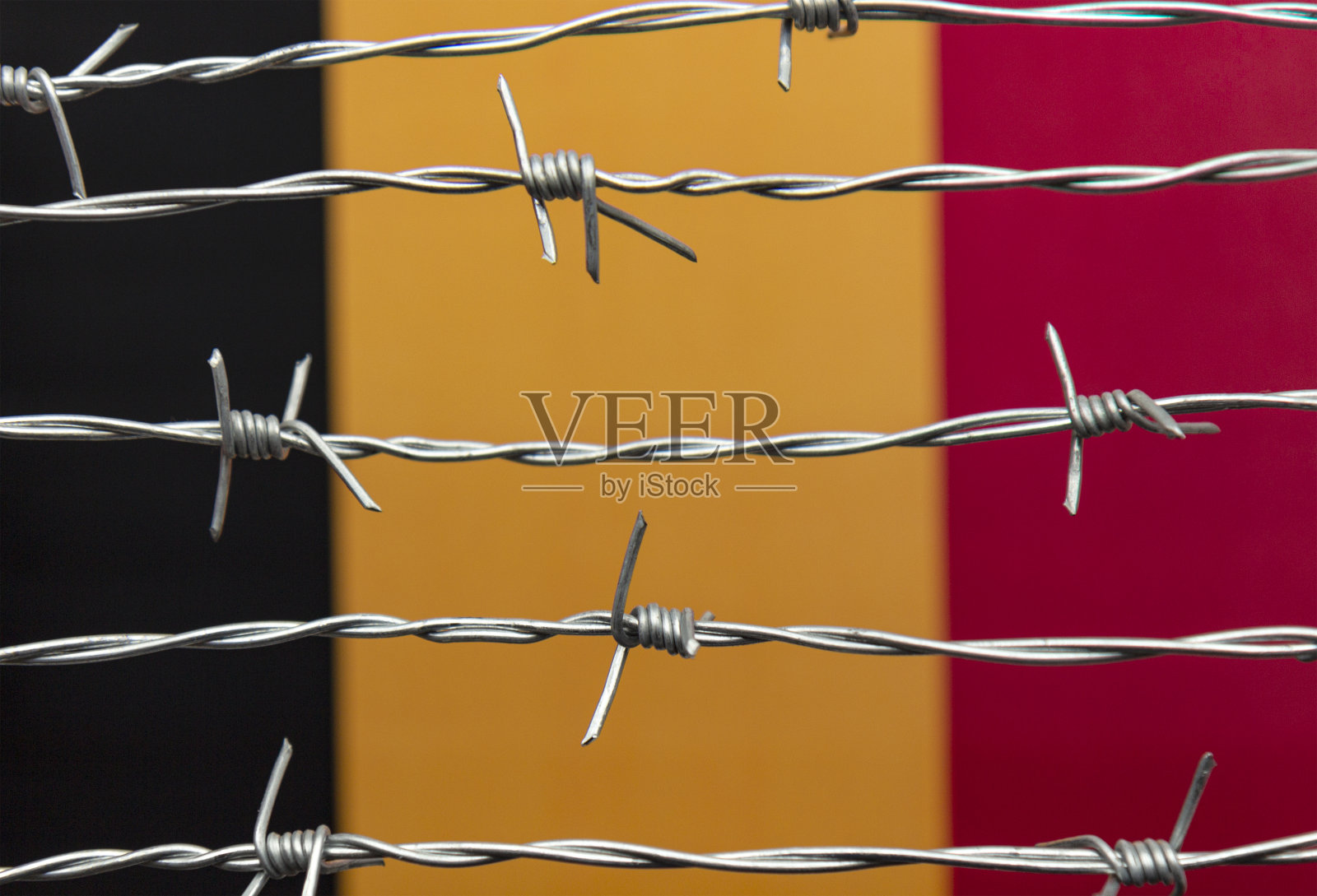 比利时国旗和铁丝网照片摄影图片