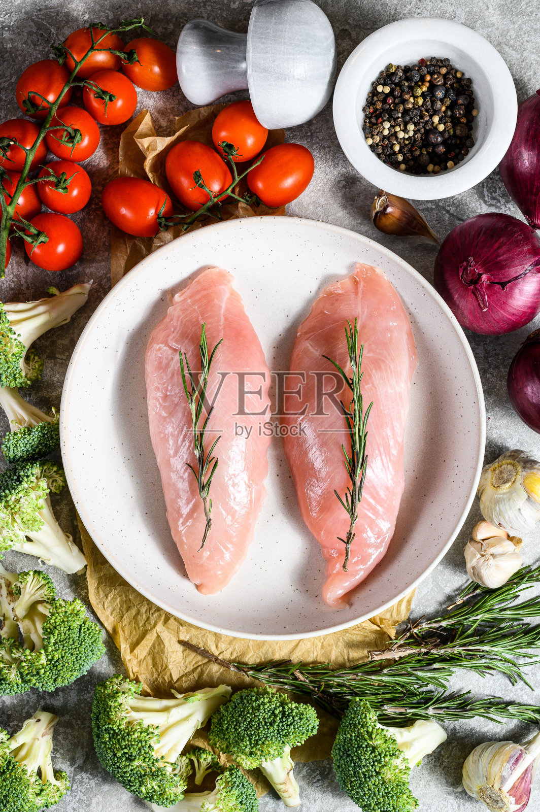 土耳其的乳房。农场禽肉。新鲜蔬菜的背景。前视图。空间的文本照片摄影图片