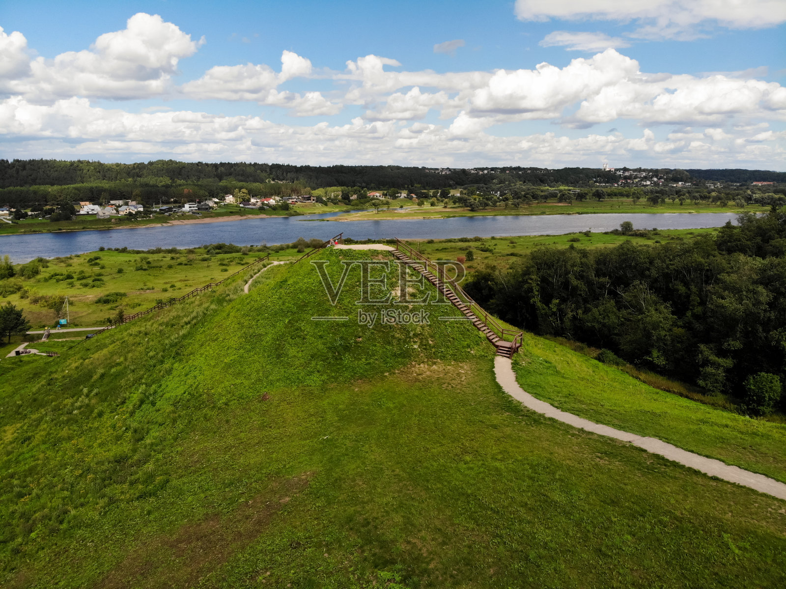 立陶宛Kacergine镇Pypliai土堆的鸟瞰图照片摄影图片