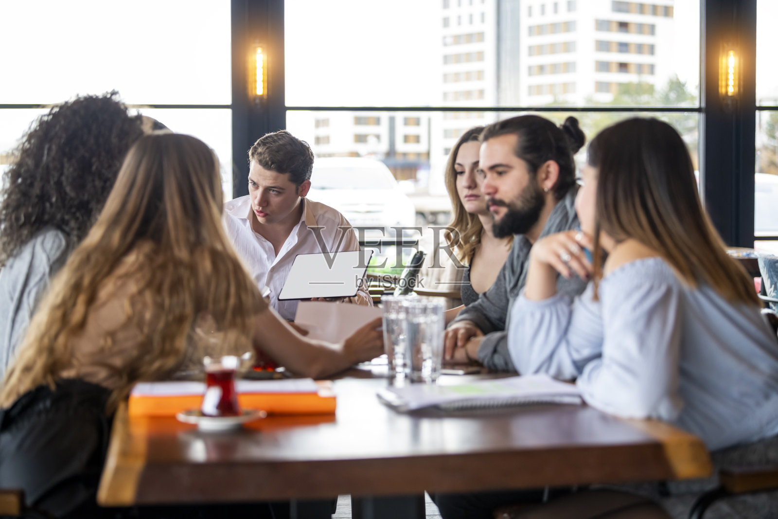 一群正在开会的商务人士照片摄影图片