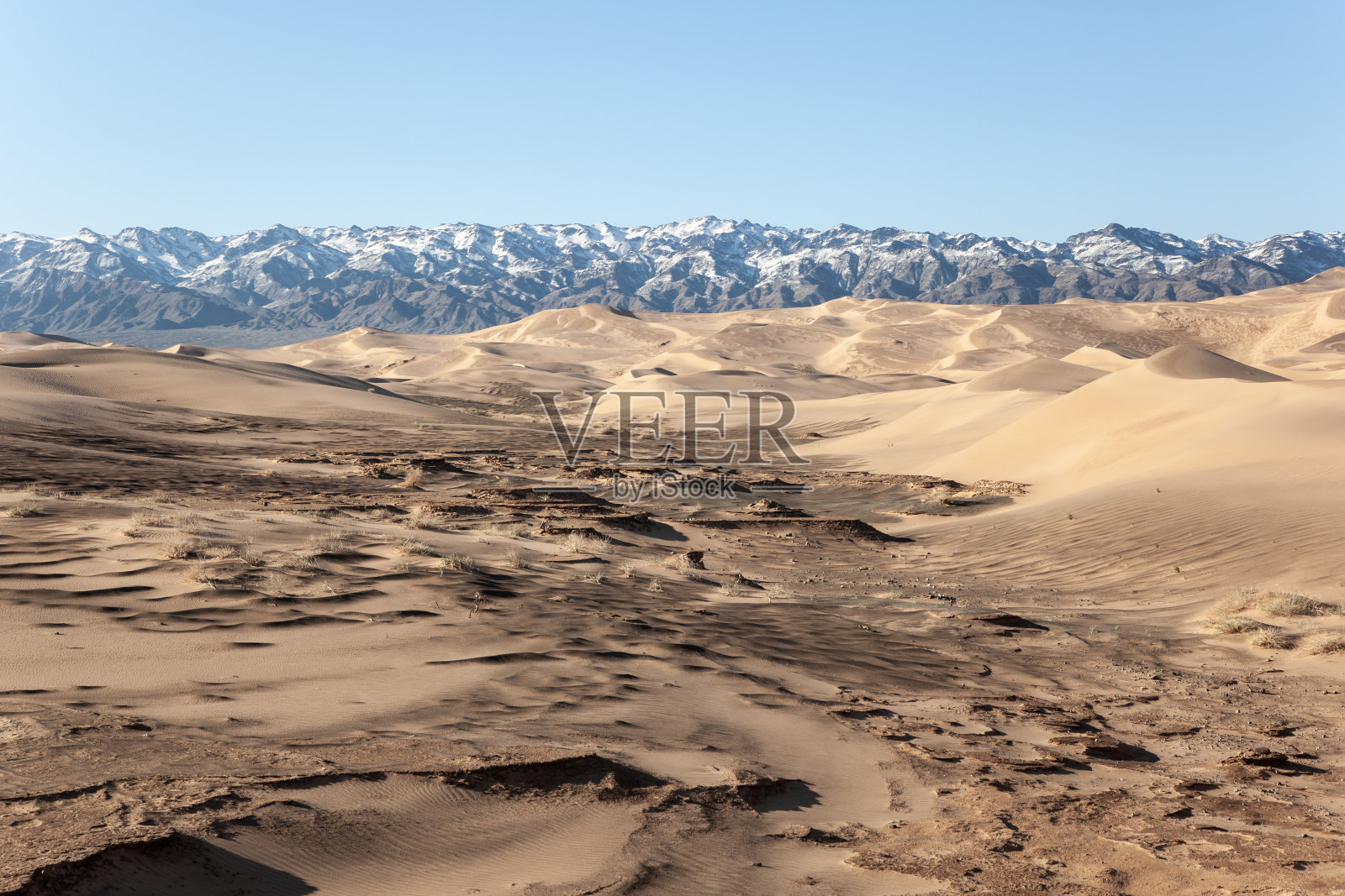 背景是戈壁沙漠，沙丘山照片摄影图片