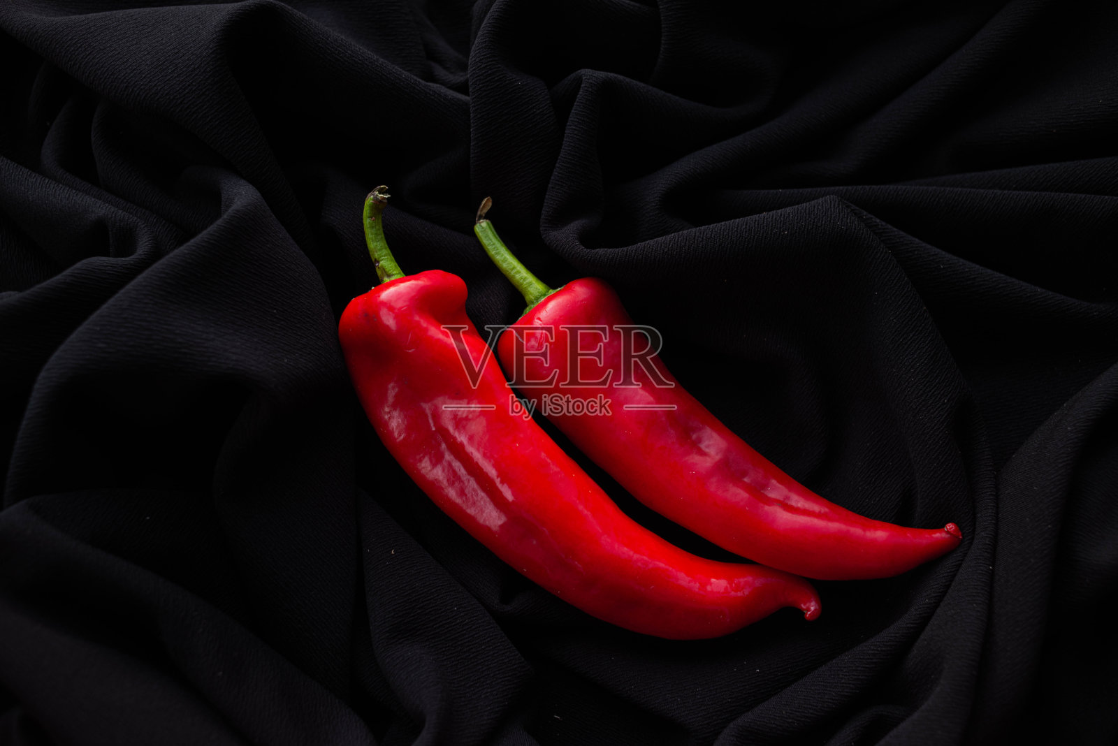 黑色背景上的红甜椒照片摄影图片