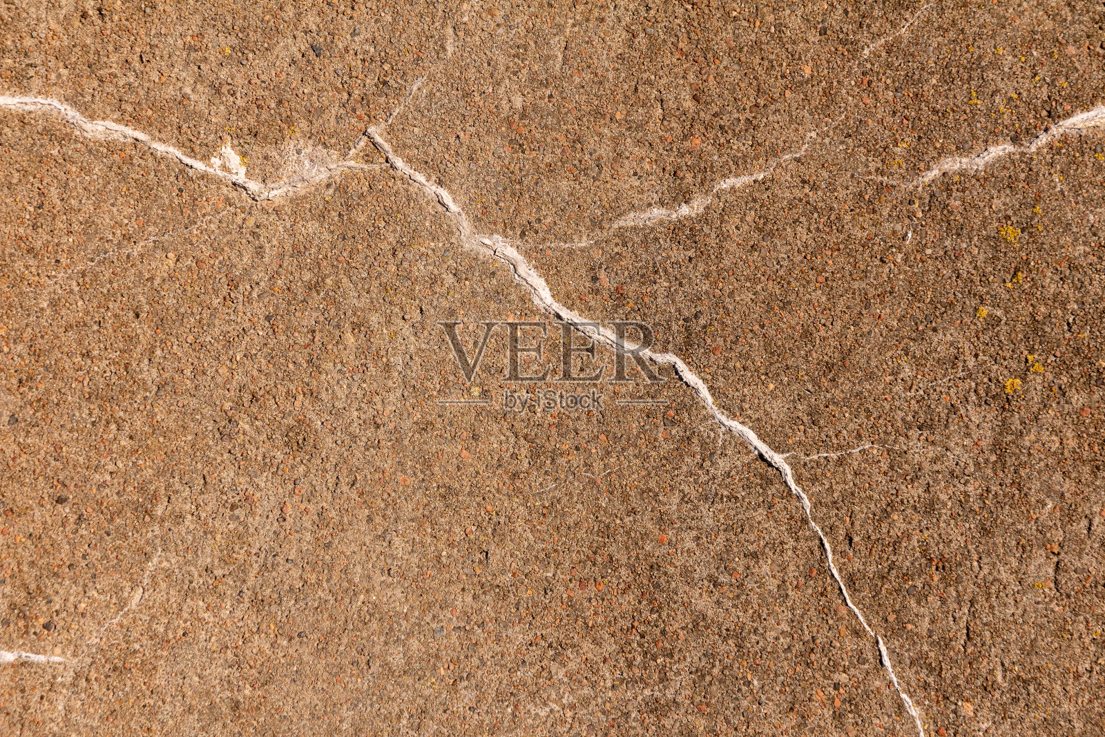 有裂缝的棕色混凝土墙。真实的纹理照片摄影图片