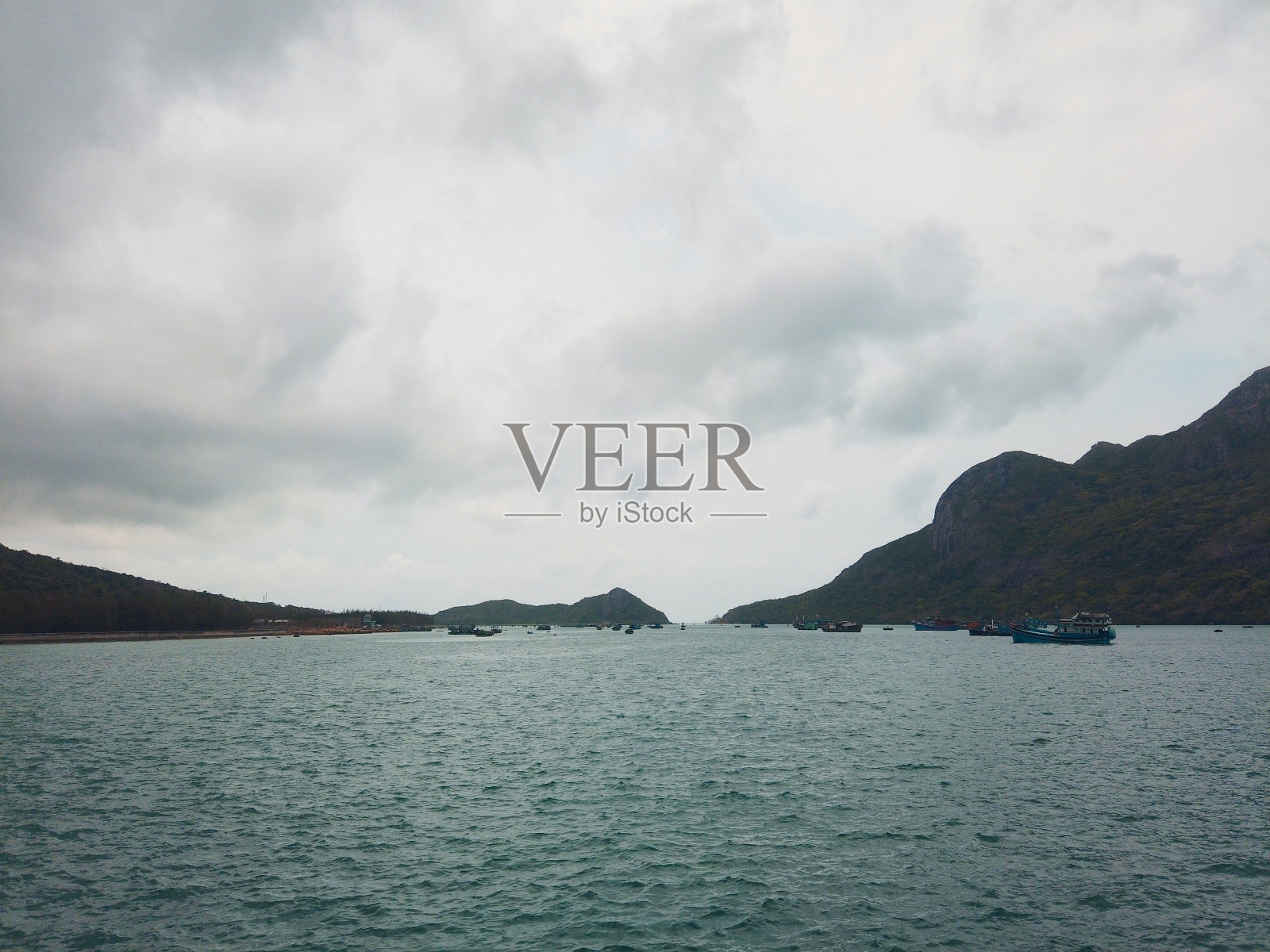 越南孔岛阴天的海景照片摄影图片