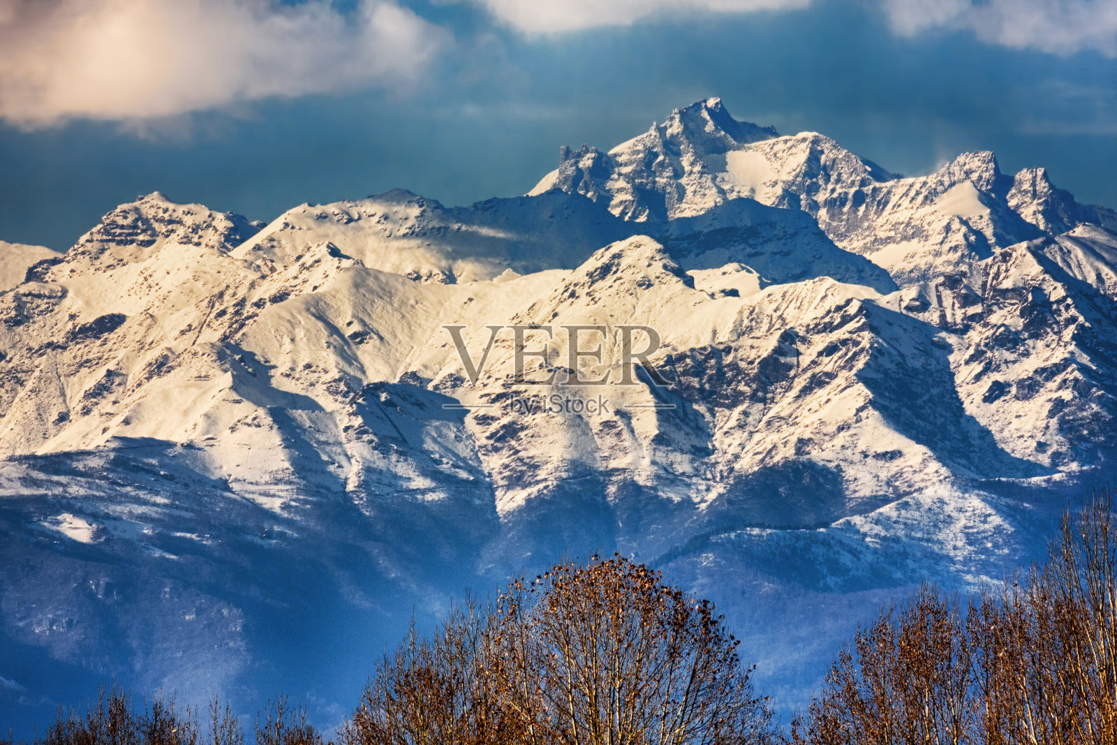 欧洲的冬天，阿尔卑斯山脉的全景有许多雪和戏剧性的天空照片摄影图片