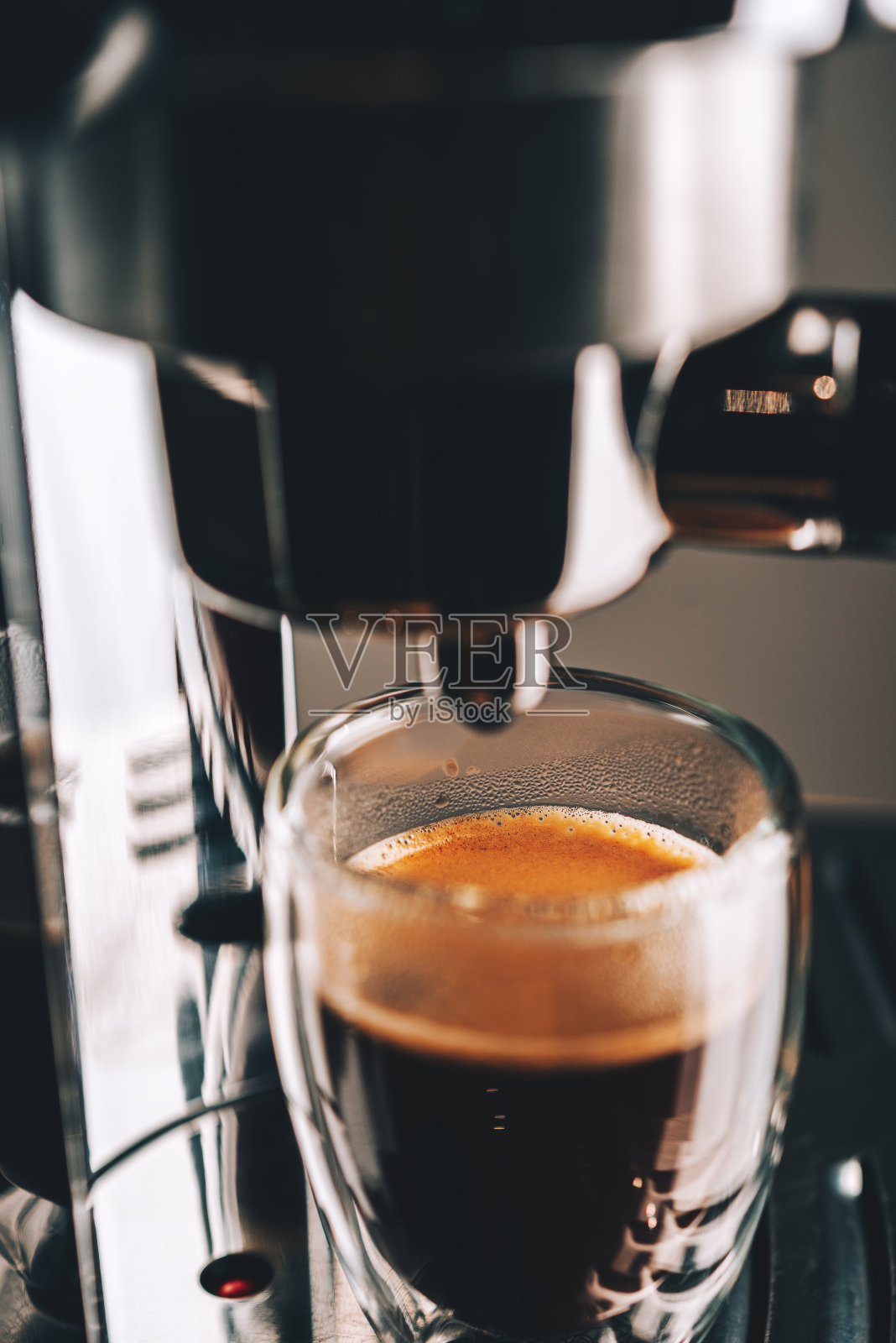 新鲜准备的意式浓缩咖啡，放在玻璃、玻璃、咖啡机中照片摄影图片