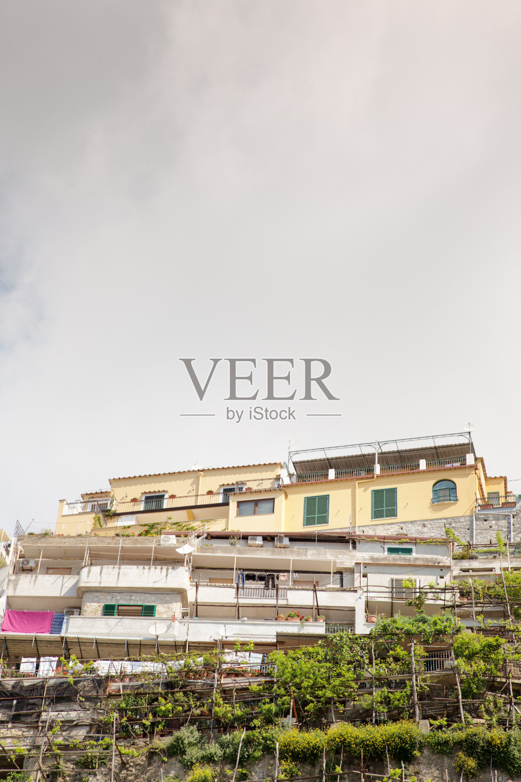 意大利南部阿马尔菲海岸的一个悬崖边村庄照片摄影图片