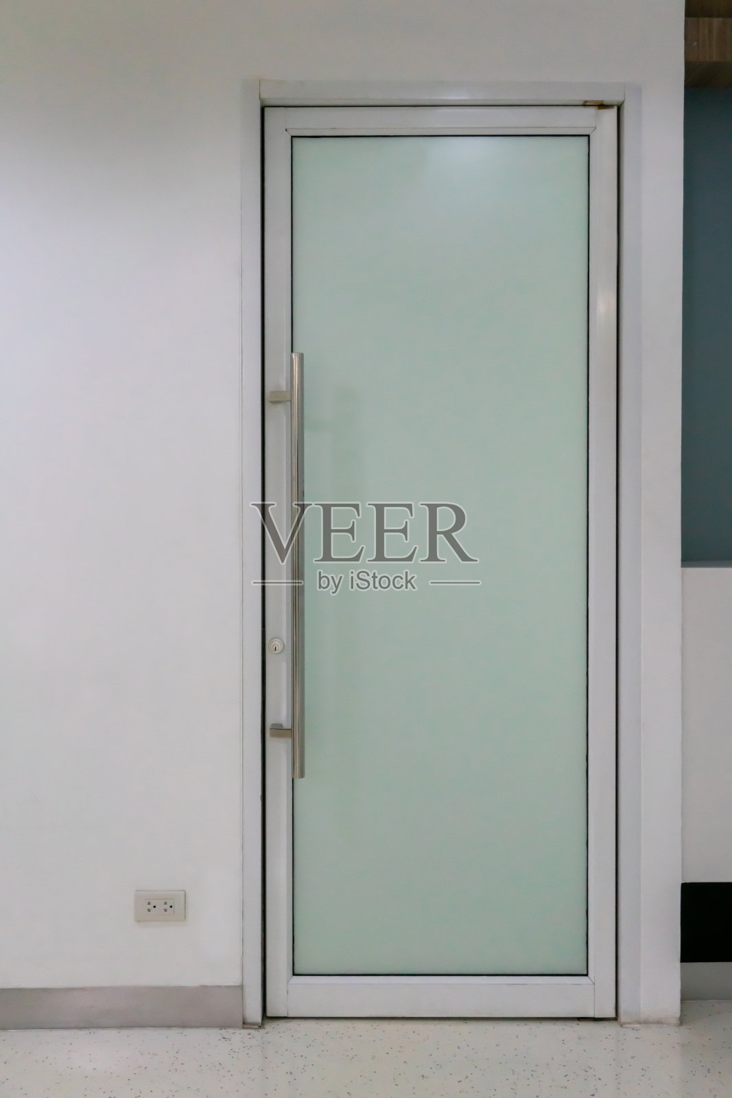 白色墙壁上又窄又高的玻璃门。室内设计。照片摄影图片