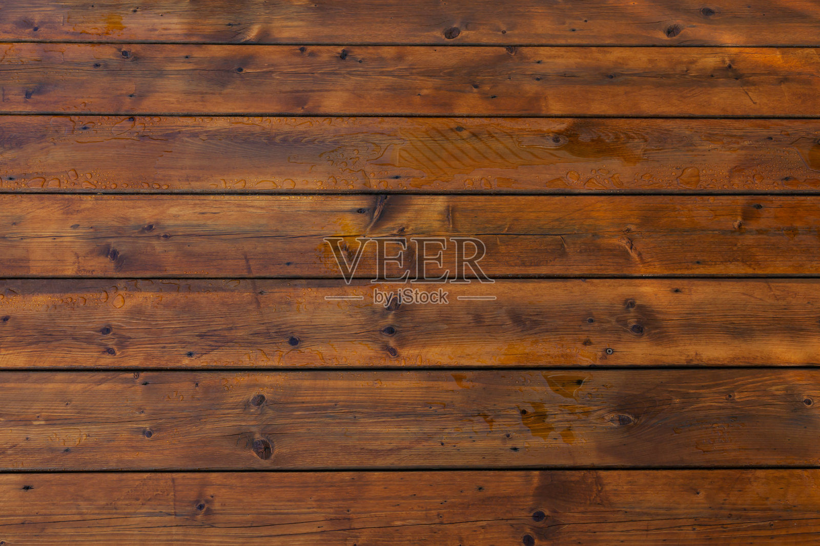 潮湿的甲板木板上沾有水滴，褐色的木板纹理照片摄影图片