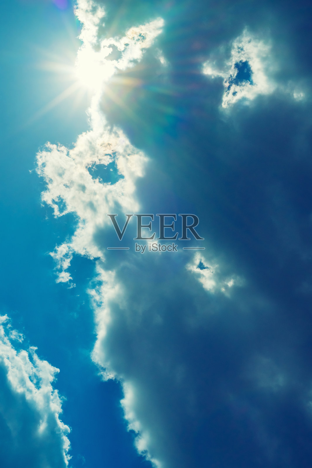 夏天阳光灿烂。蓝天和白云。照片摄影图片