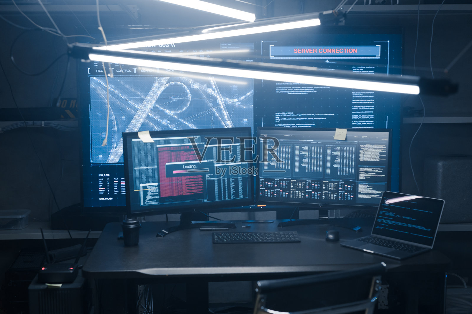 电脑上有监视器，旁边有一把转椅。照片摄影图片