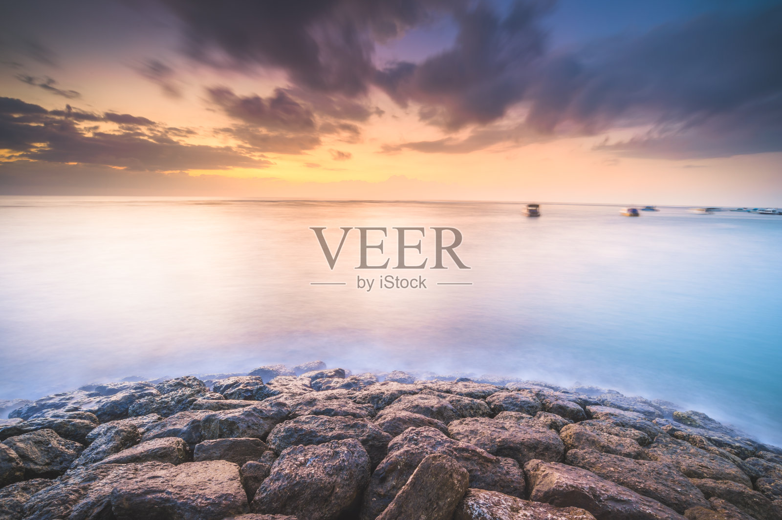 印度尼西亚巴厘岛热带海滩日落广角景观照片摄影图片