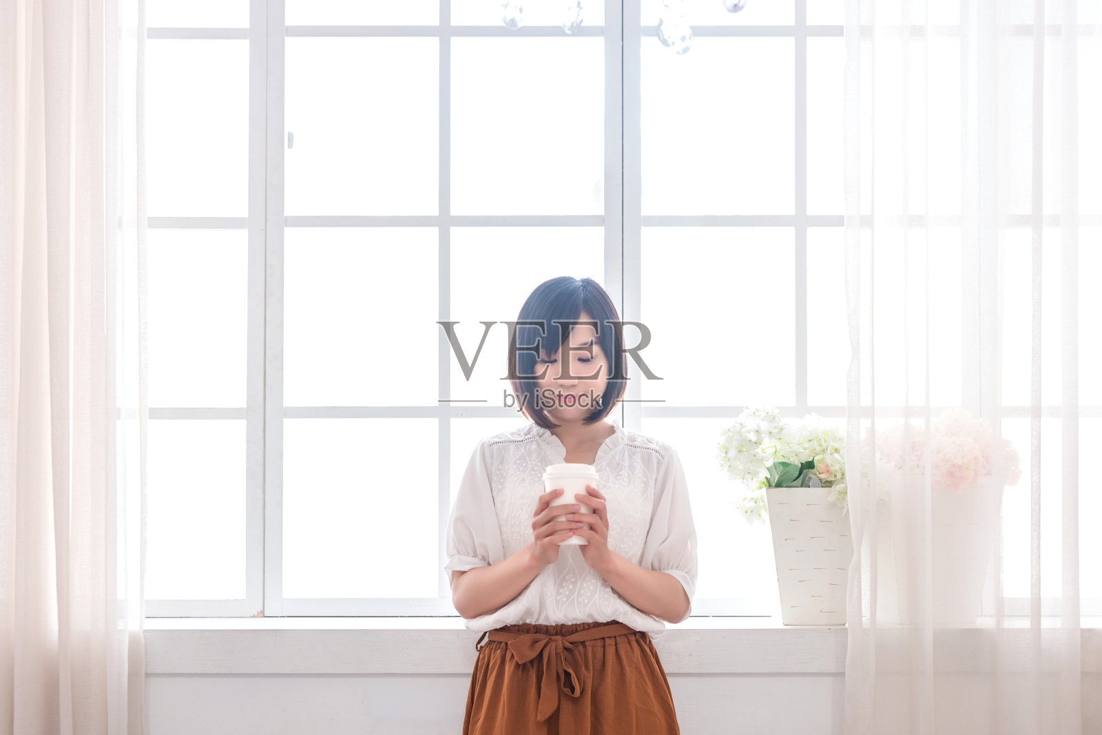 年轻亚洲女子舒适地躺在床上，头部枕在枕头上，享受休闲时光的肖像照片摄影图片