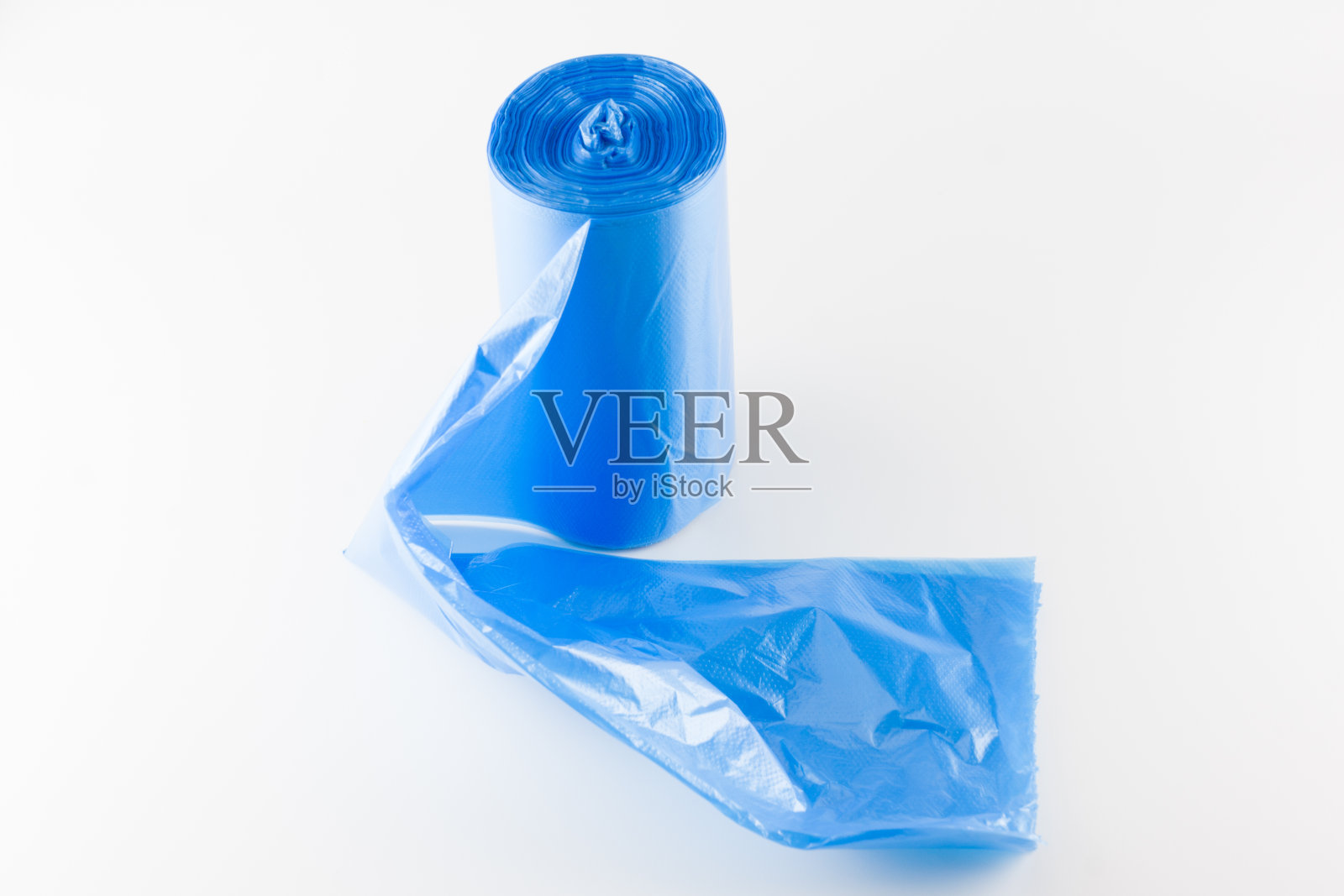 白色背景上孤立的垃圾袋卷照片摄影图片