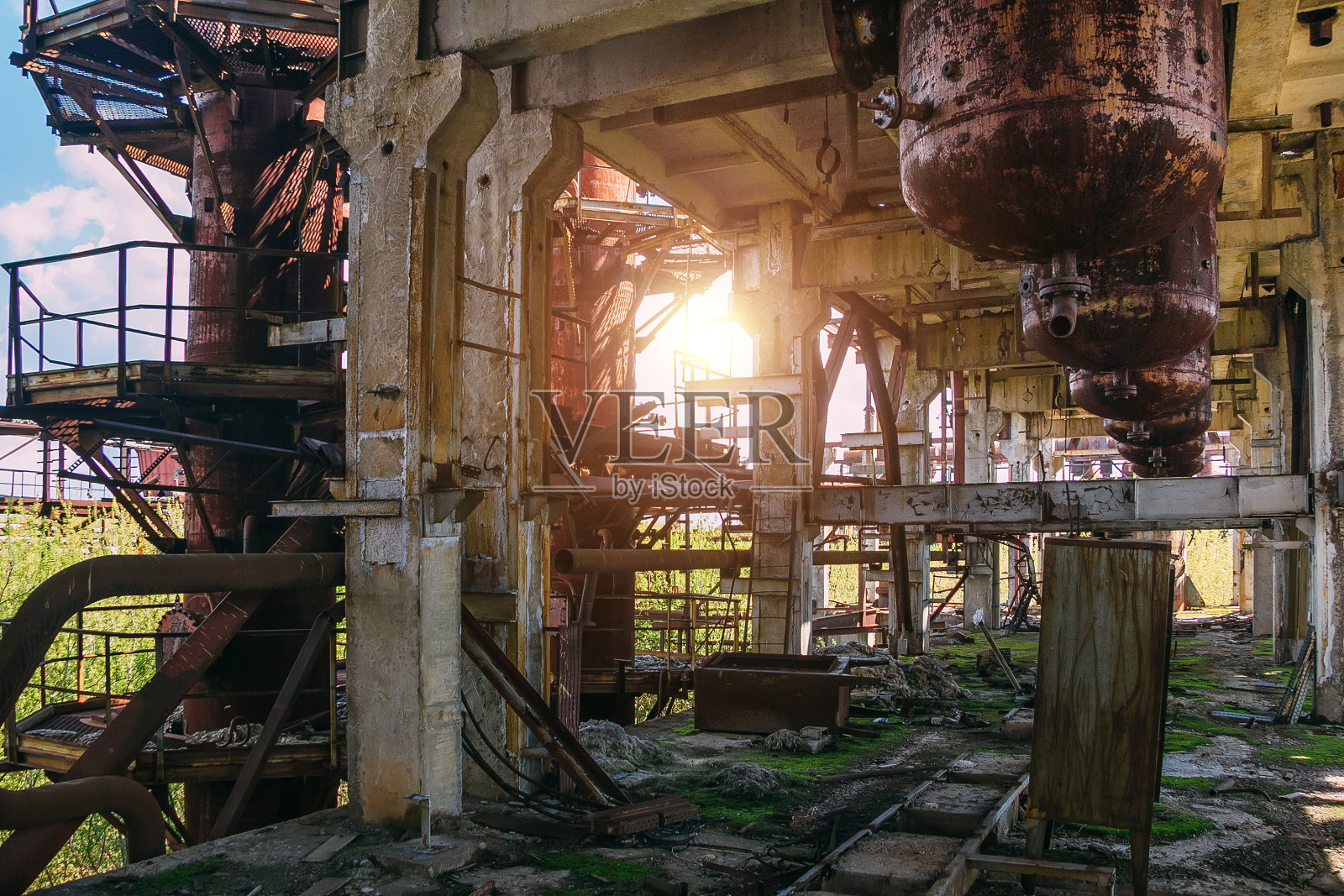 带有生锈罐体和管道的废弃化工厂照片摄影图片