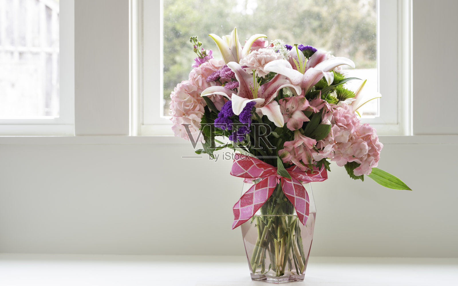 美丽的春天鲜花花束在花瓶里照片摄影图片