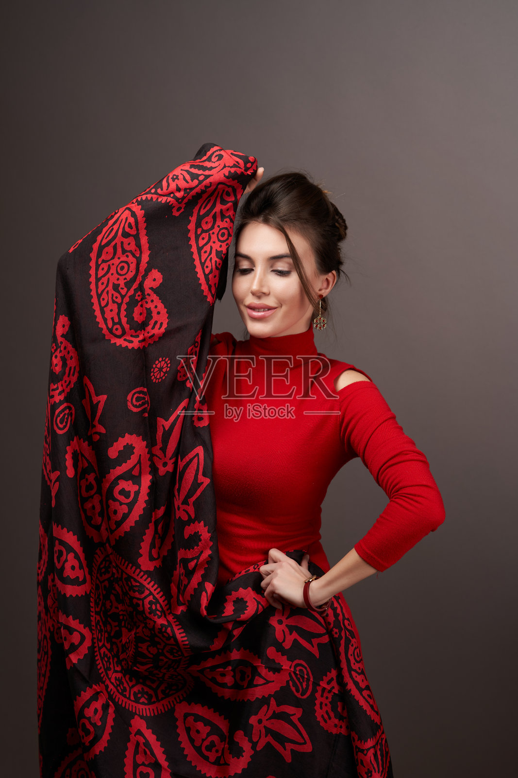 红色衬衫年轻女性肖像，灰色背景留白照片摄影图片