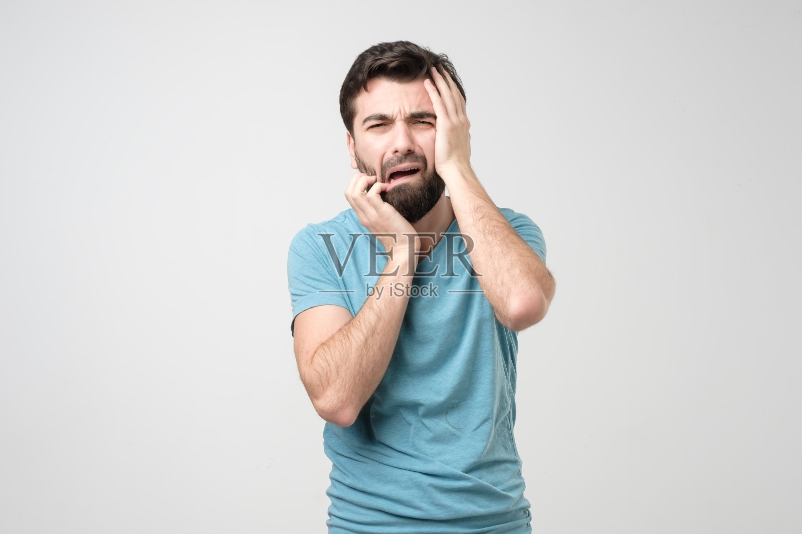 悲伤的年轻男人照片摄影图片