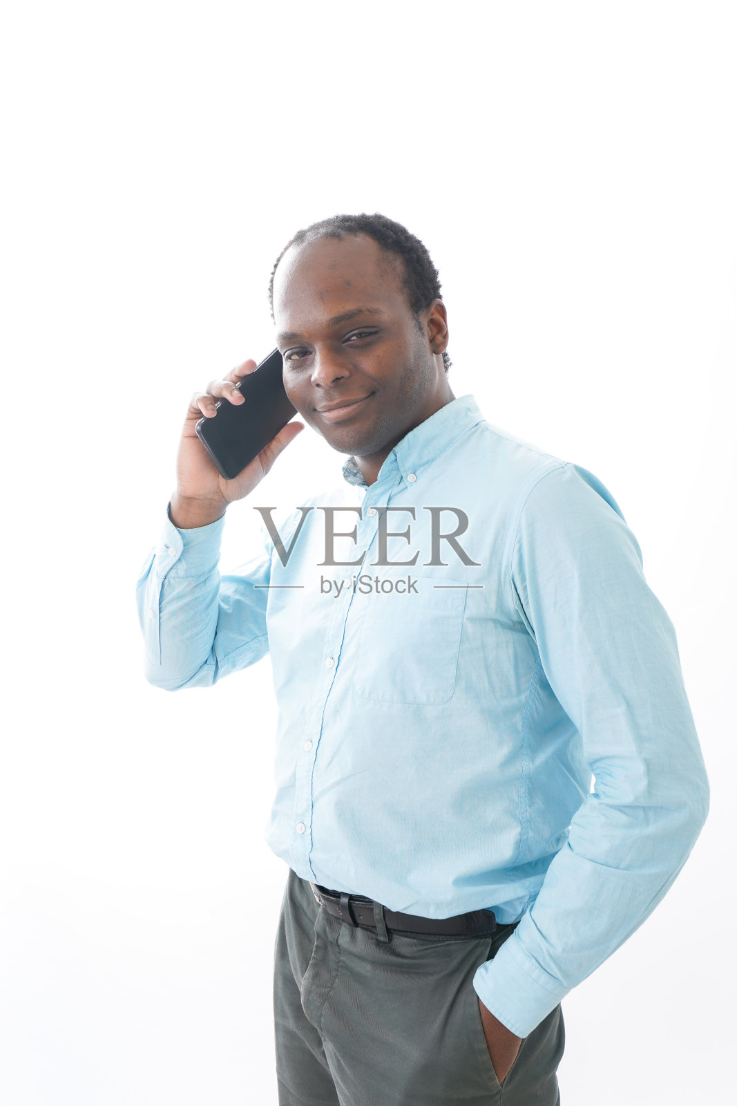 黑人男子使用智能手机照片摄影图片