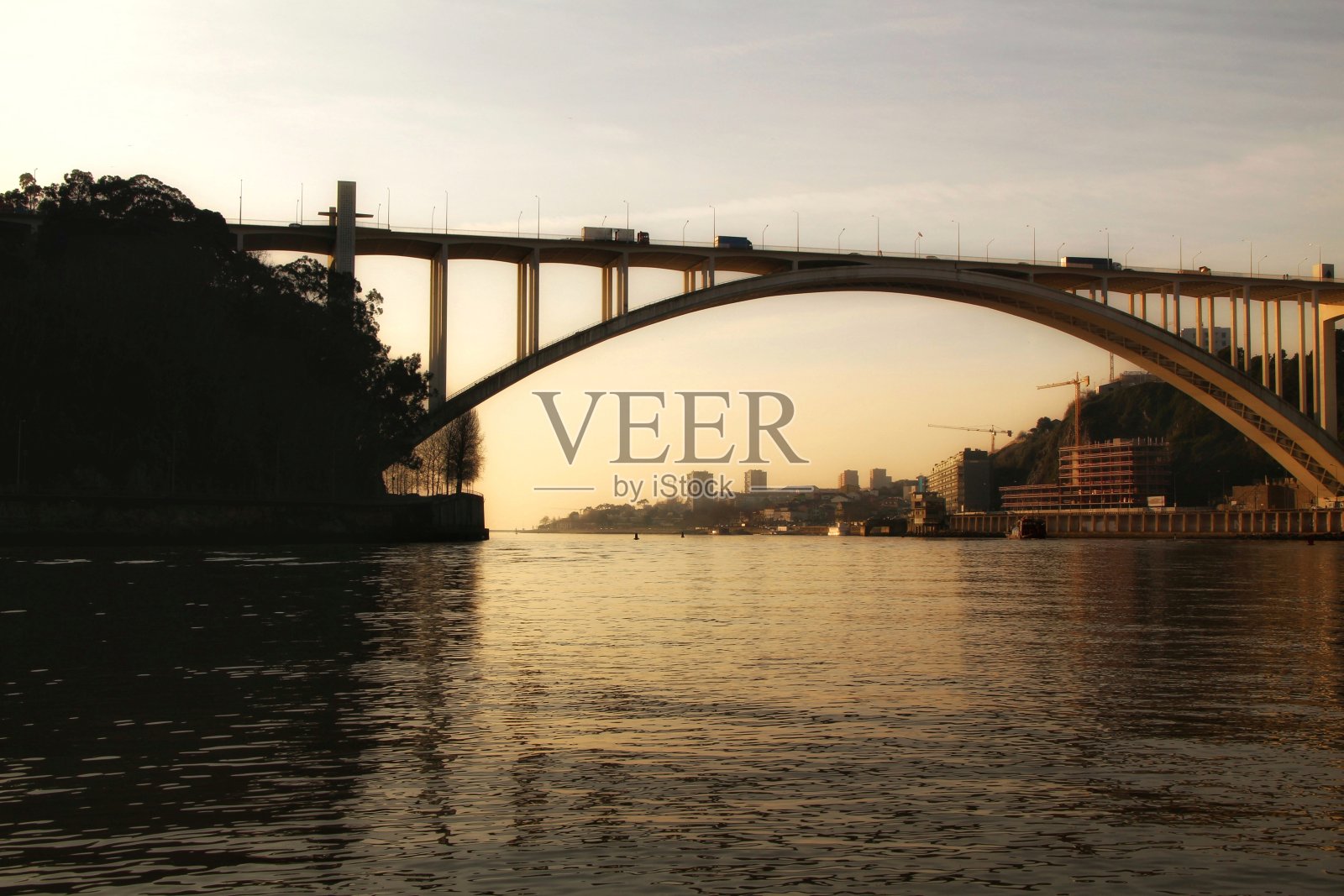 杜罗河上的路易斯一世铁桥照片摄影图片