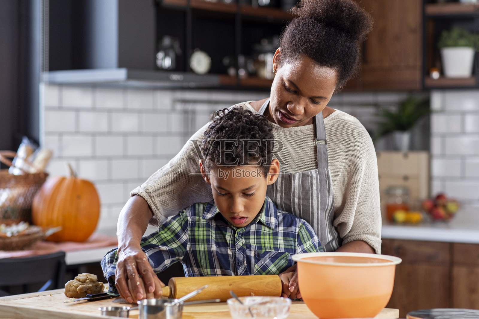母亲和儿子在厨房准备馅饼照片摄影图片