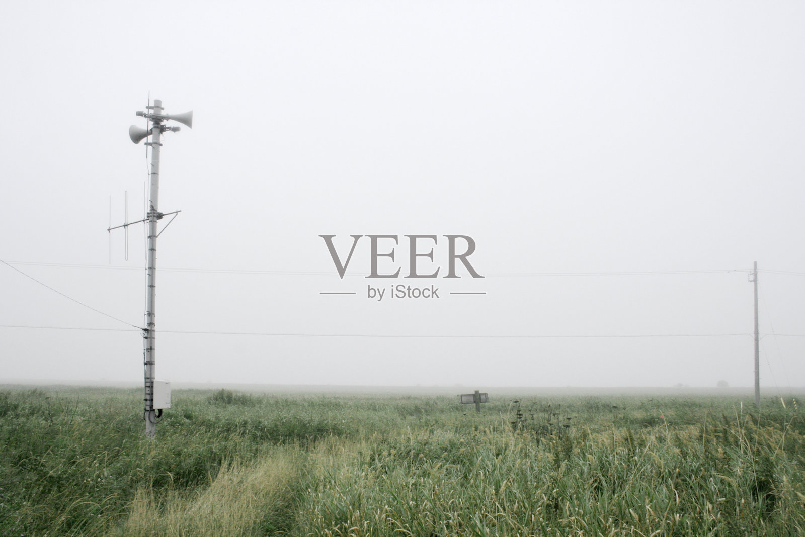 在日本草原的一个偏僻的地方说话的人照片摄影图片