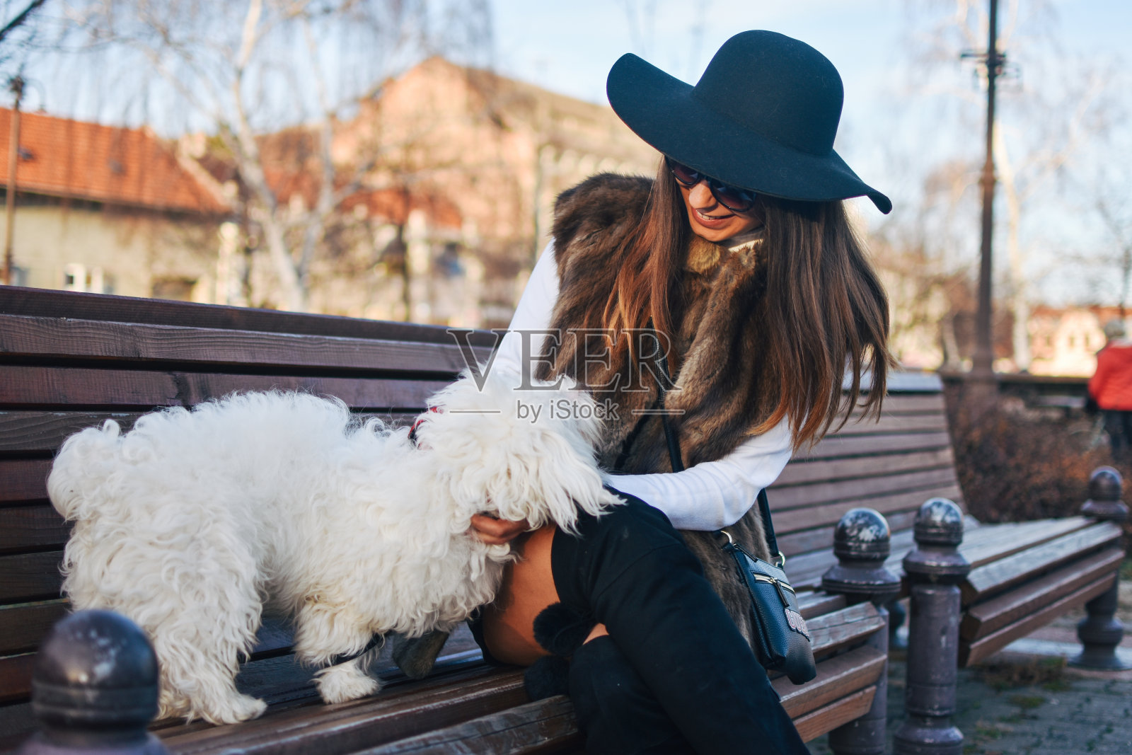 迷人的女孩和白色的小狗照片摄影图片