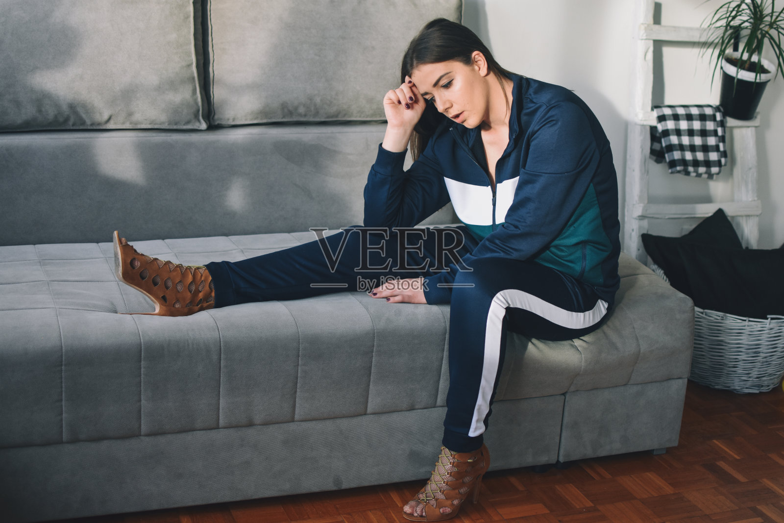 美丽的年轻女子照片摄影图片