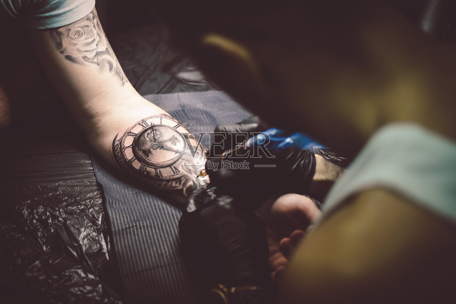 艺术家在工作室为男人纹身照片摄影图片