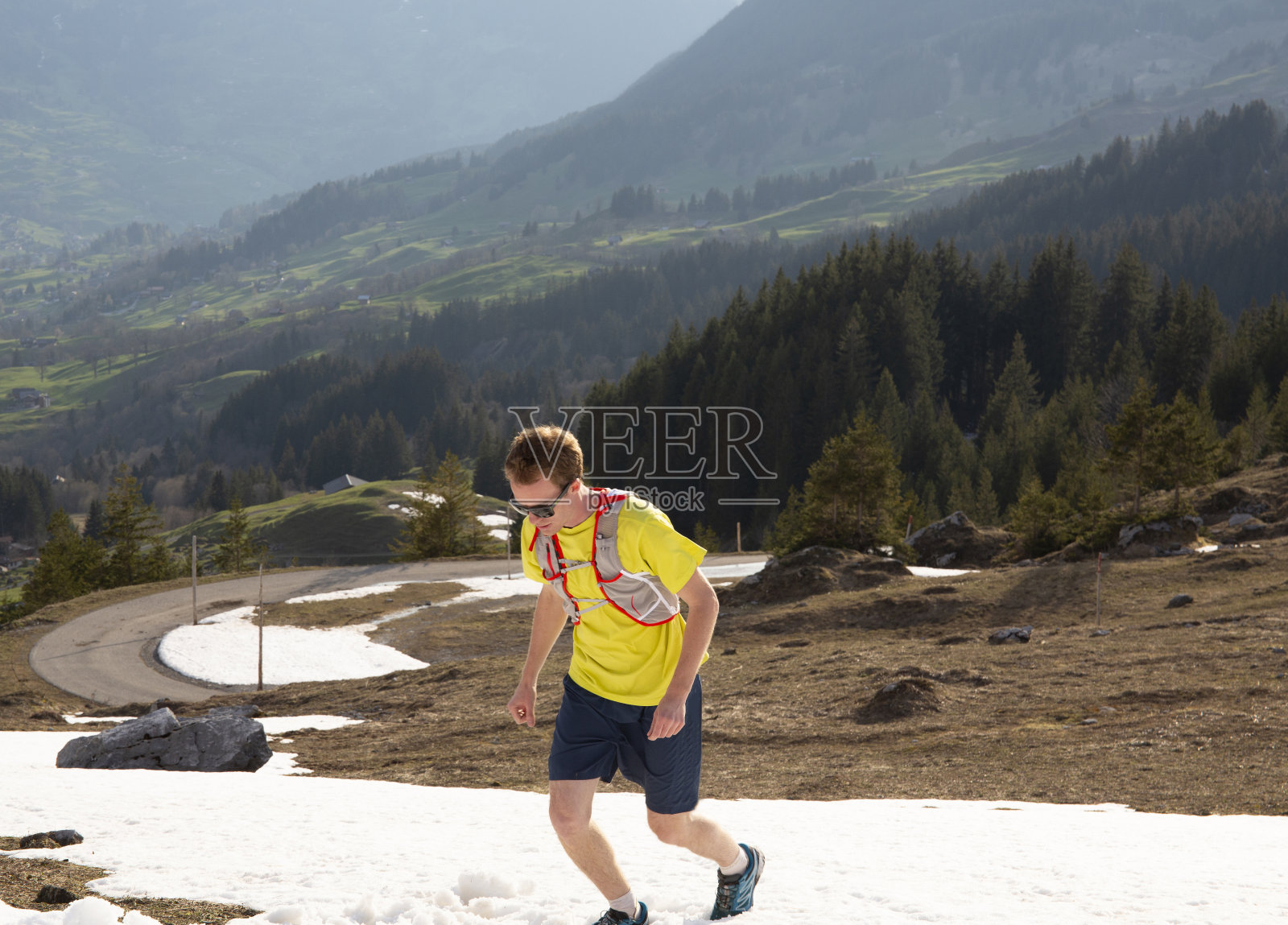 年轻人在雪地上奔跑照片摄影图片