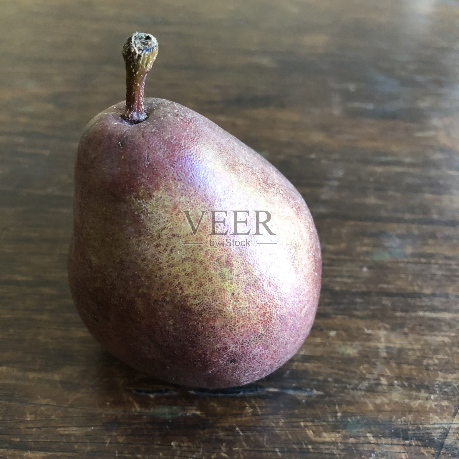 木桌上放着红色的巴特利特梨照片摄影图片