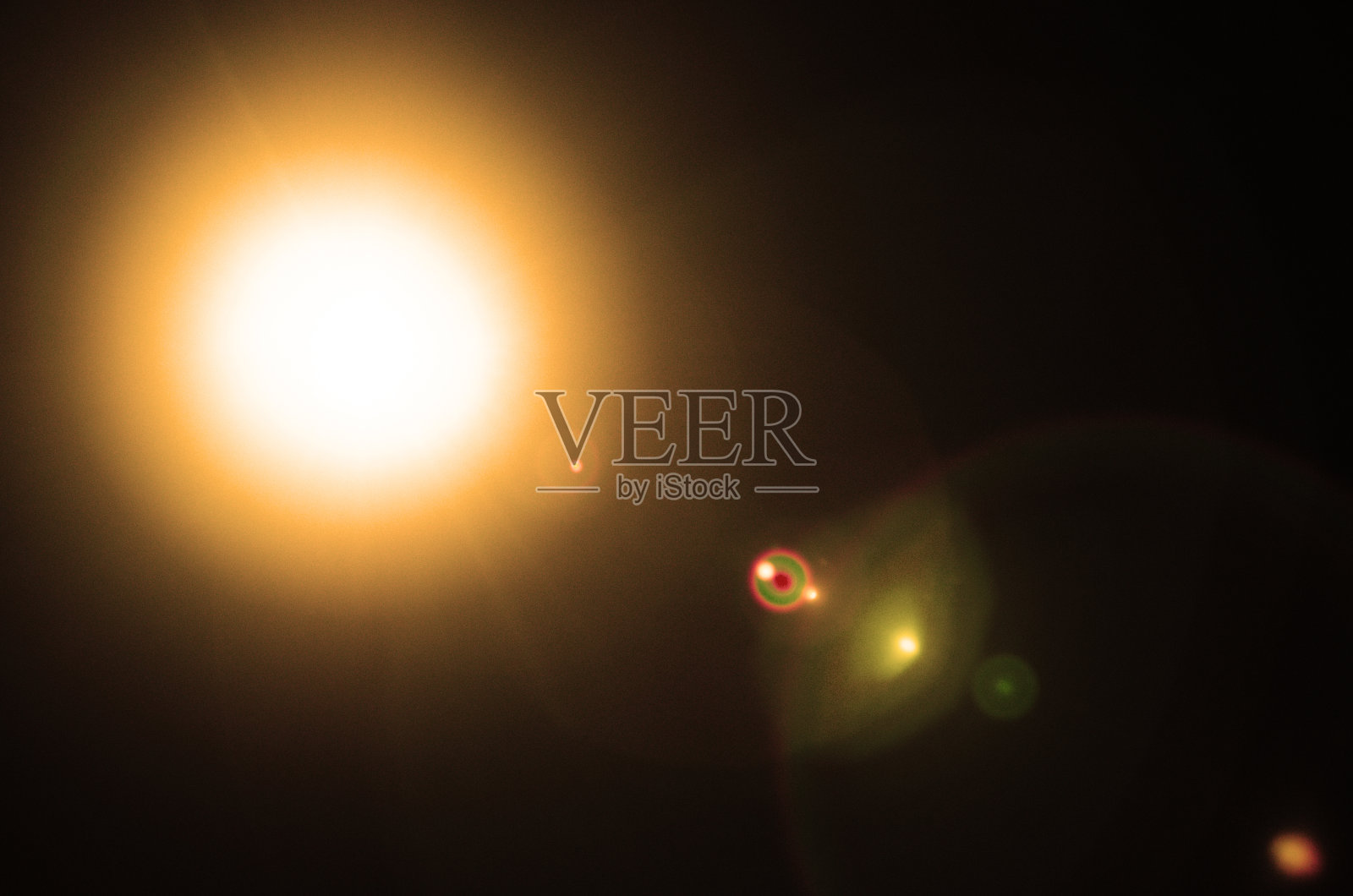 黑色背景上的自然太阳耀斑或远星照片摄影图片