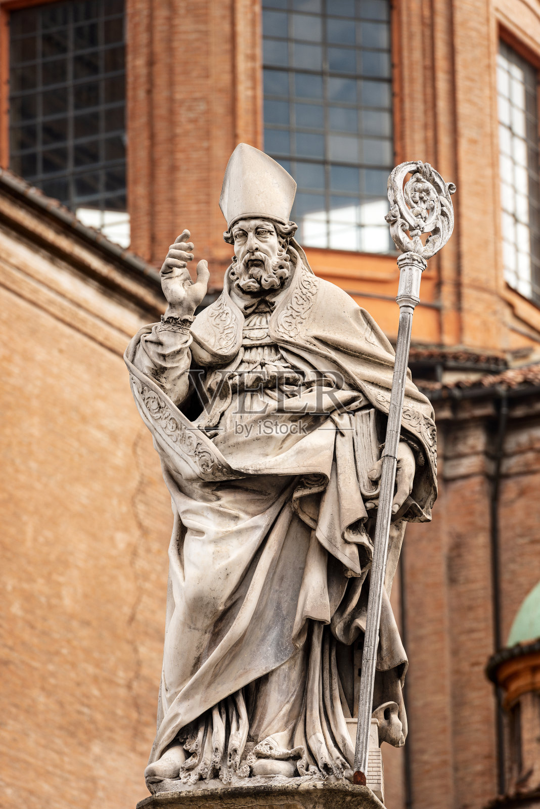 意大利博洛尼亚圣彼得罗尼奥主教大理石雕像照片摄影图片