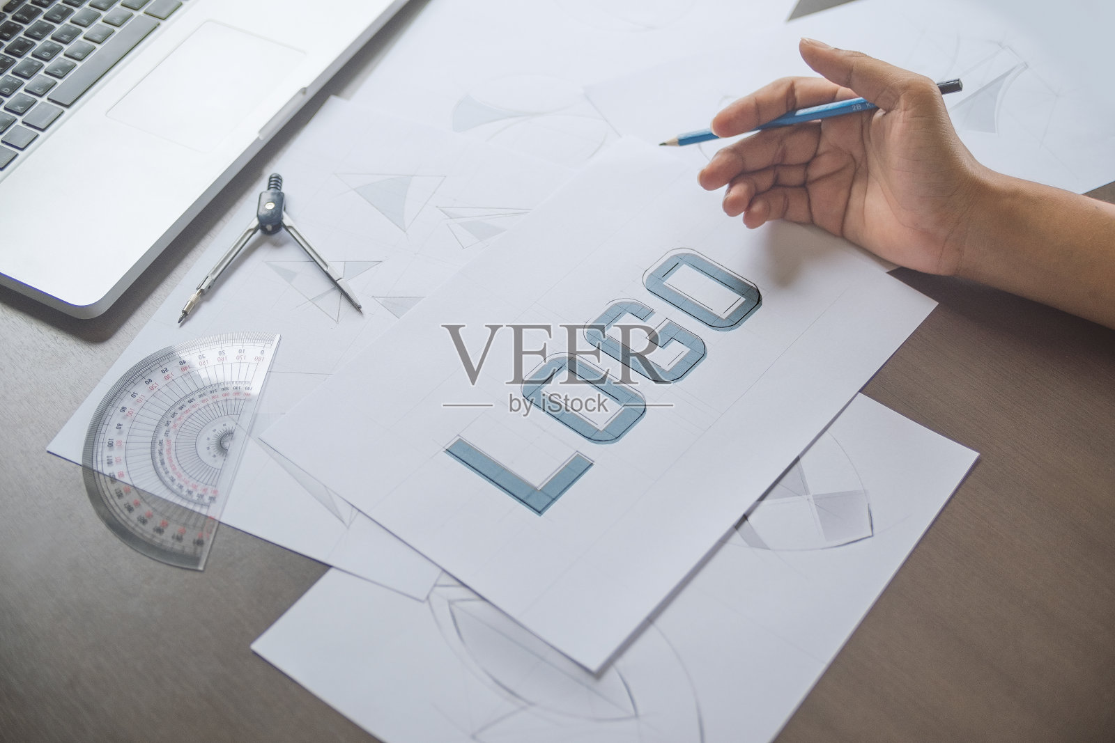 平面设计师创意设计草图绘制logo商标品牌工作空间照片摄影图片